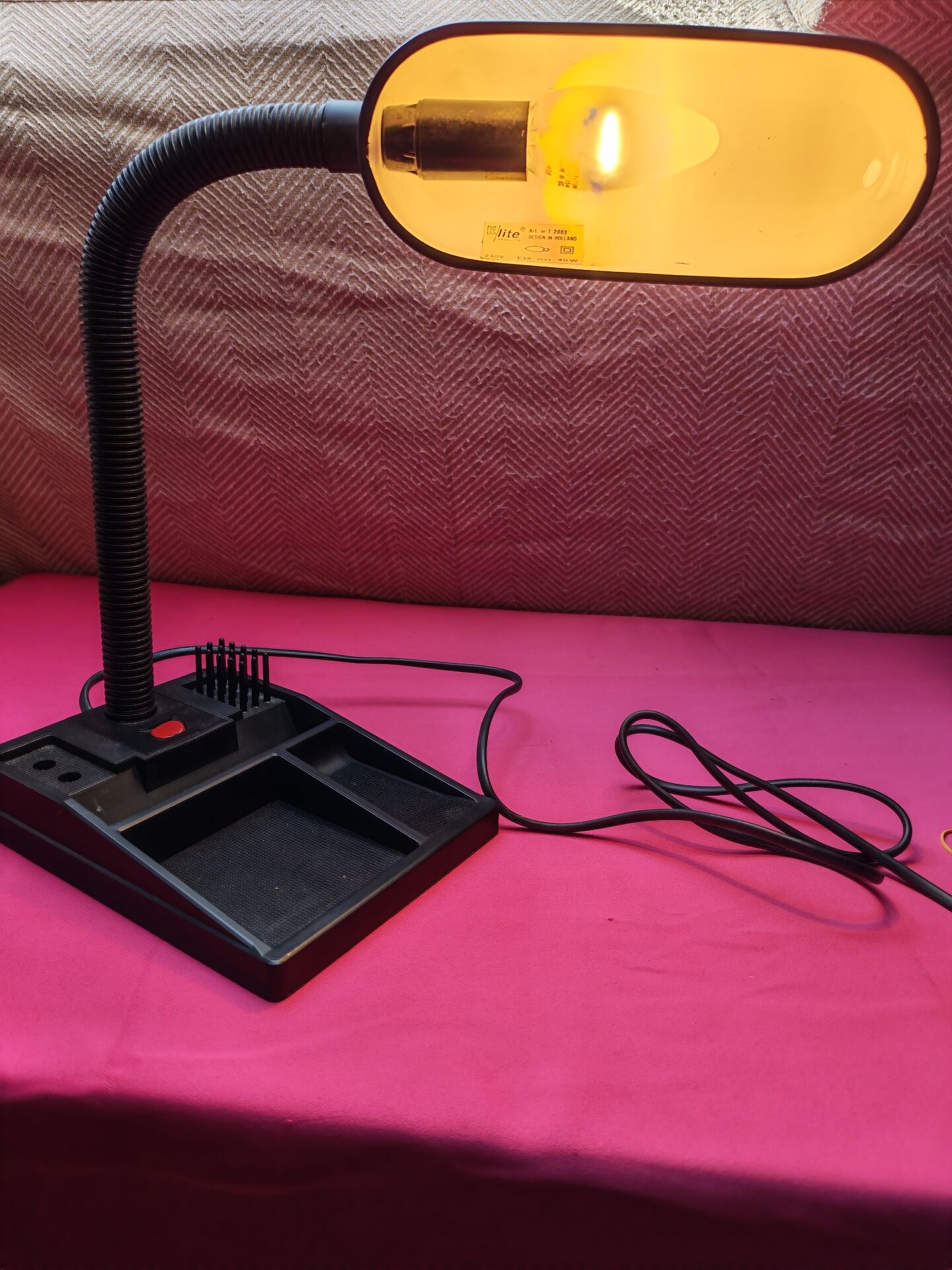 Vintage red and black desk lamp organiser - Elite Products Hol