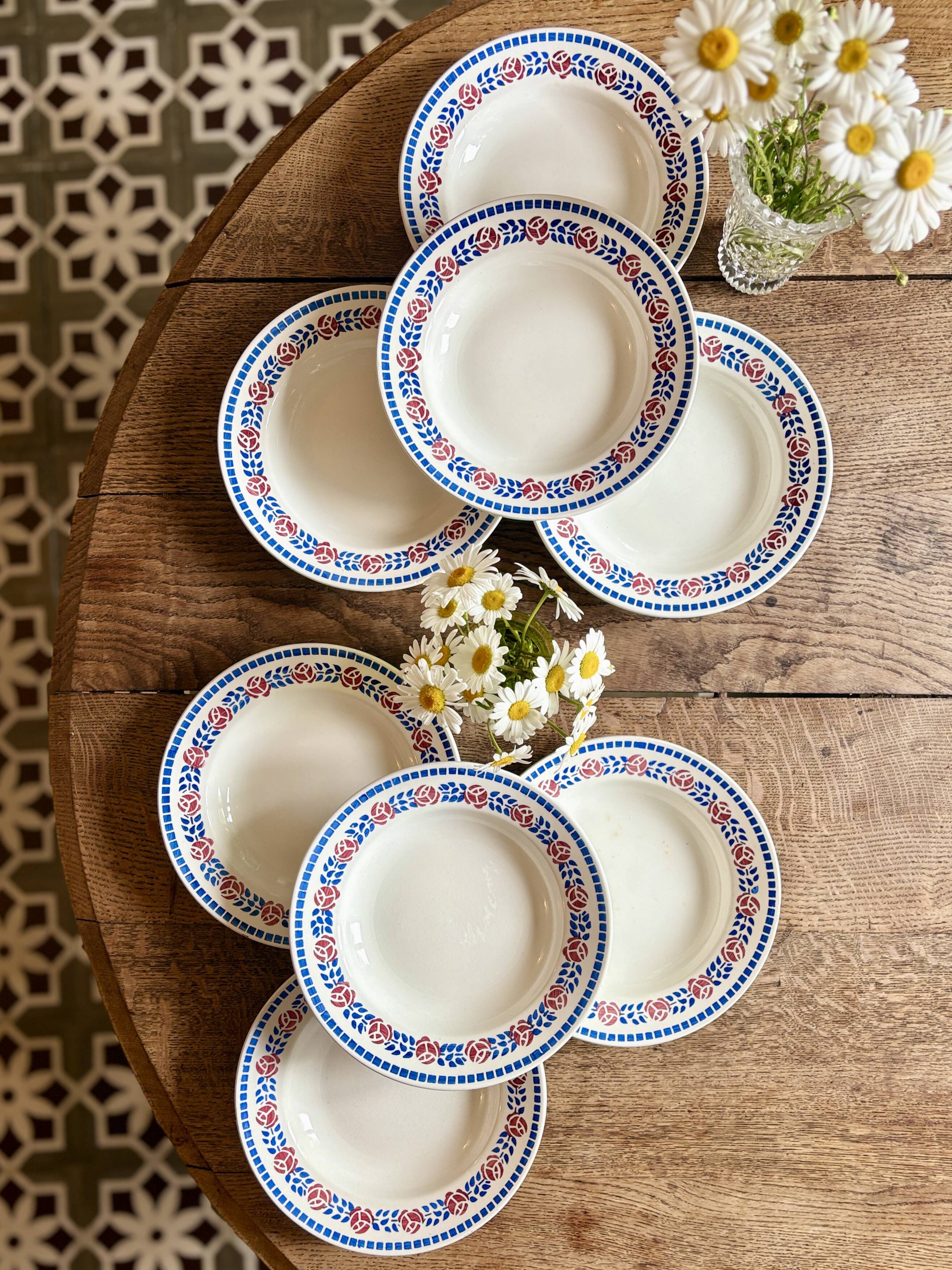 Set of 8 vintage deep plates
