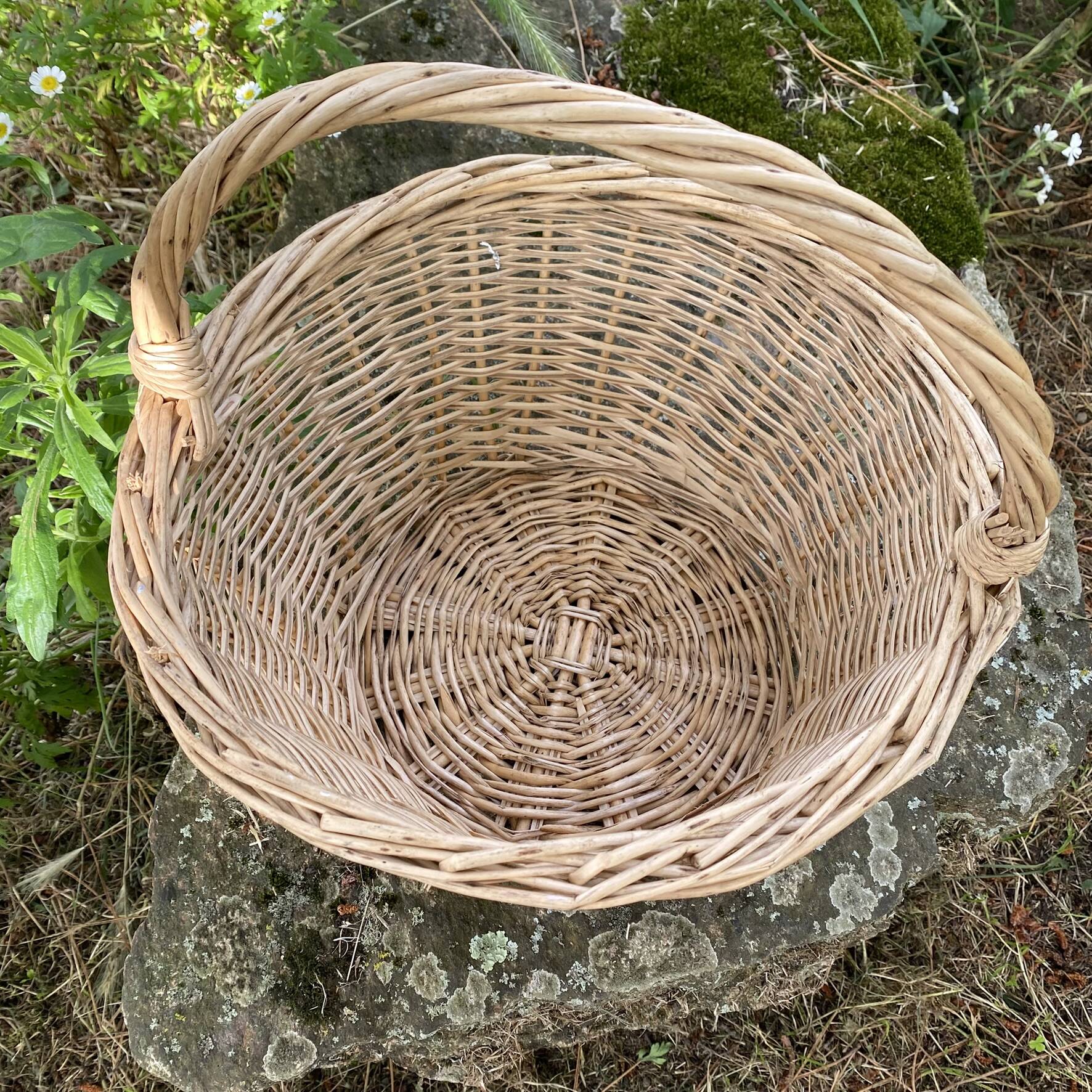 Light woven wicker round basket