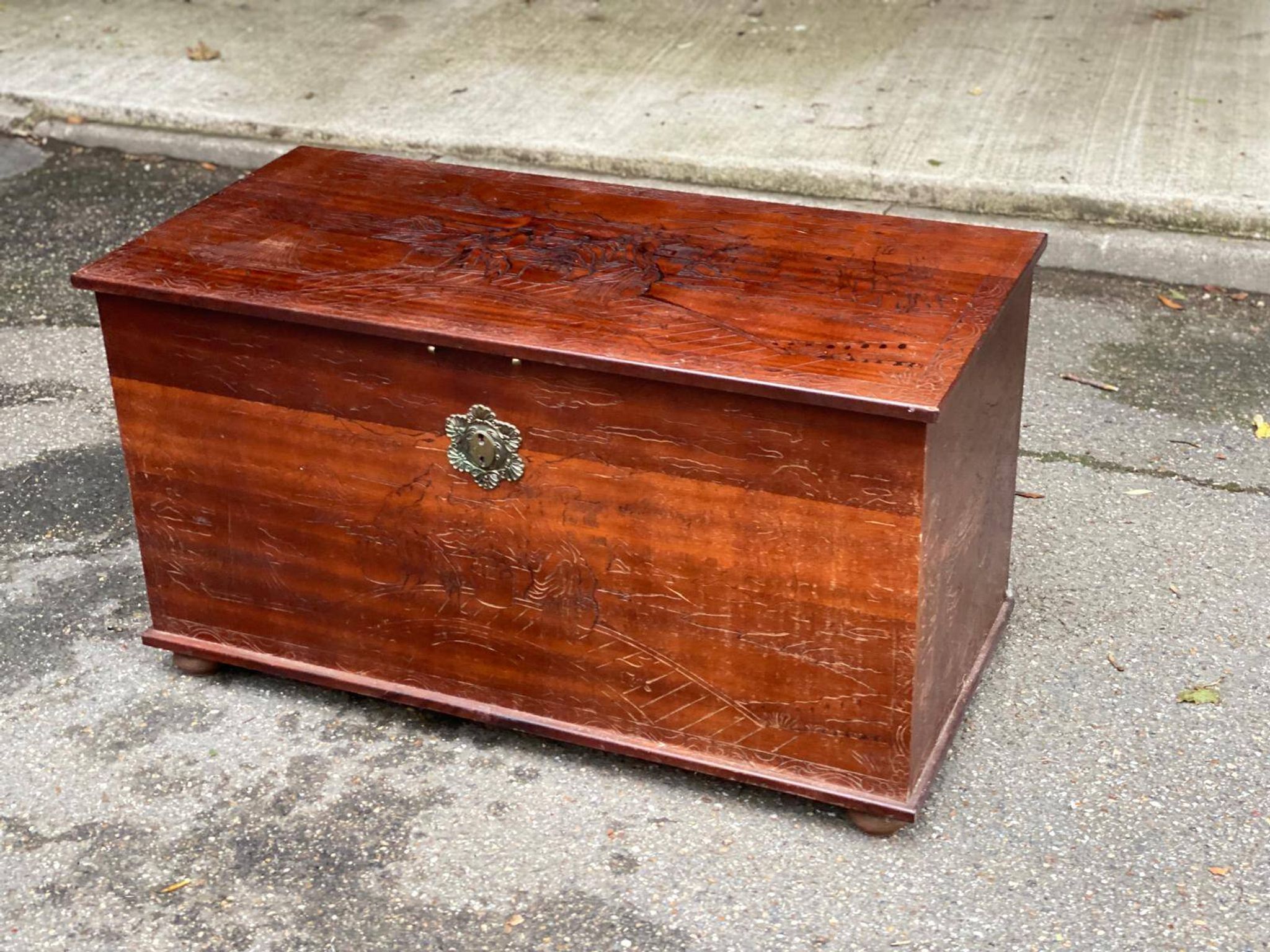 Malle coffre vintage en bois gravé à l'encre de Chine