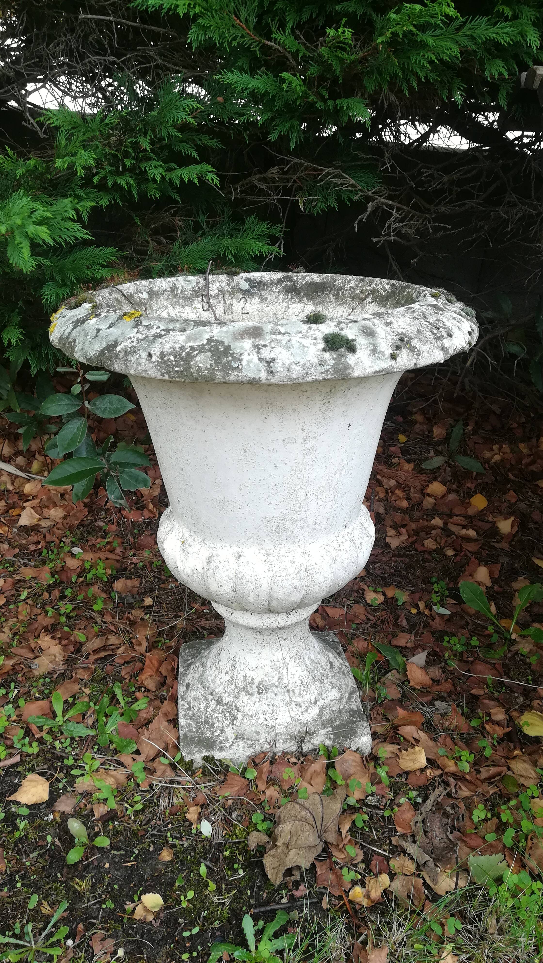 Paire de vases Médicis en pierre blanche