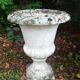 Paire de vases Médicis en pierre blanche