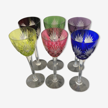 6 verres à vin en cristal taillé de couleur