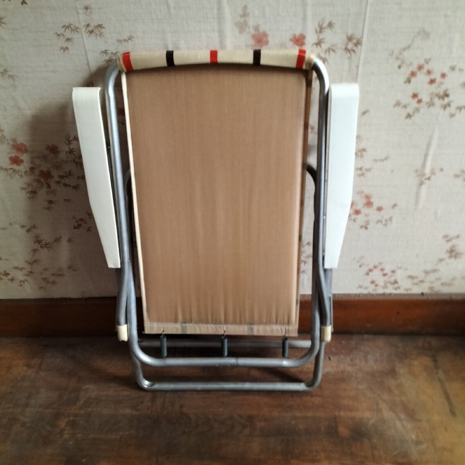 Set of two vintage folding chairs