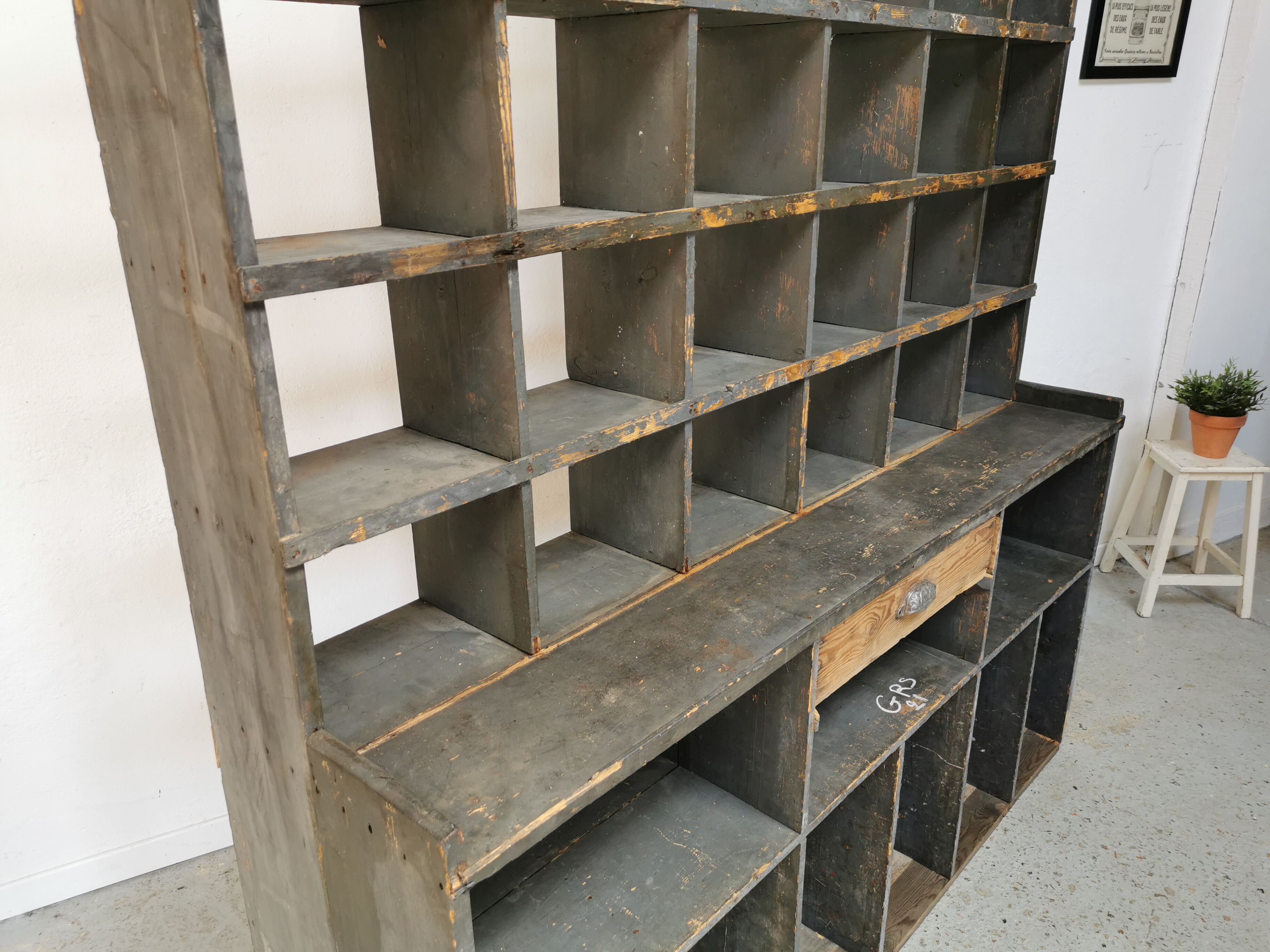 Meuble de métier à casiers bibliothèque