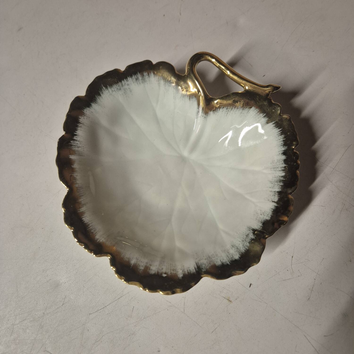 Ancienne coupelle vide poche feuille en porcelaine de limoges blanc or