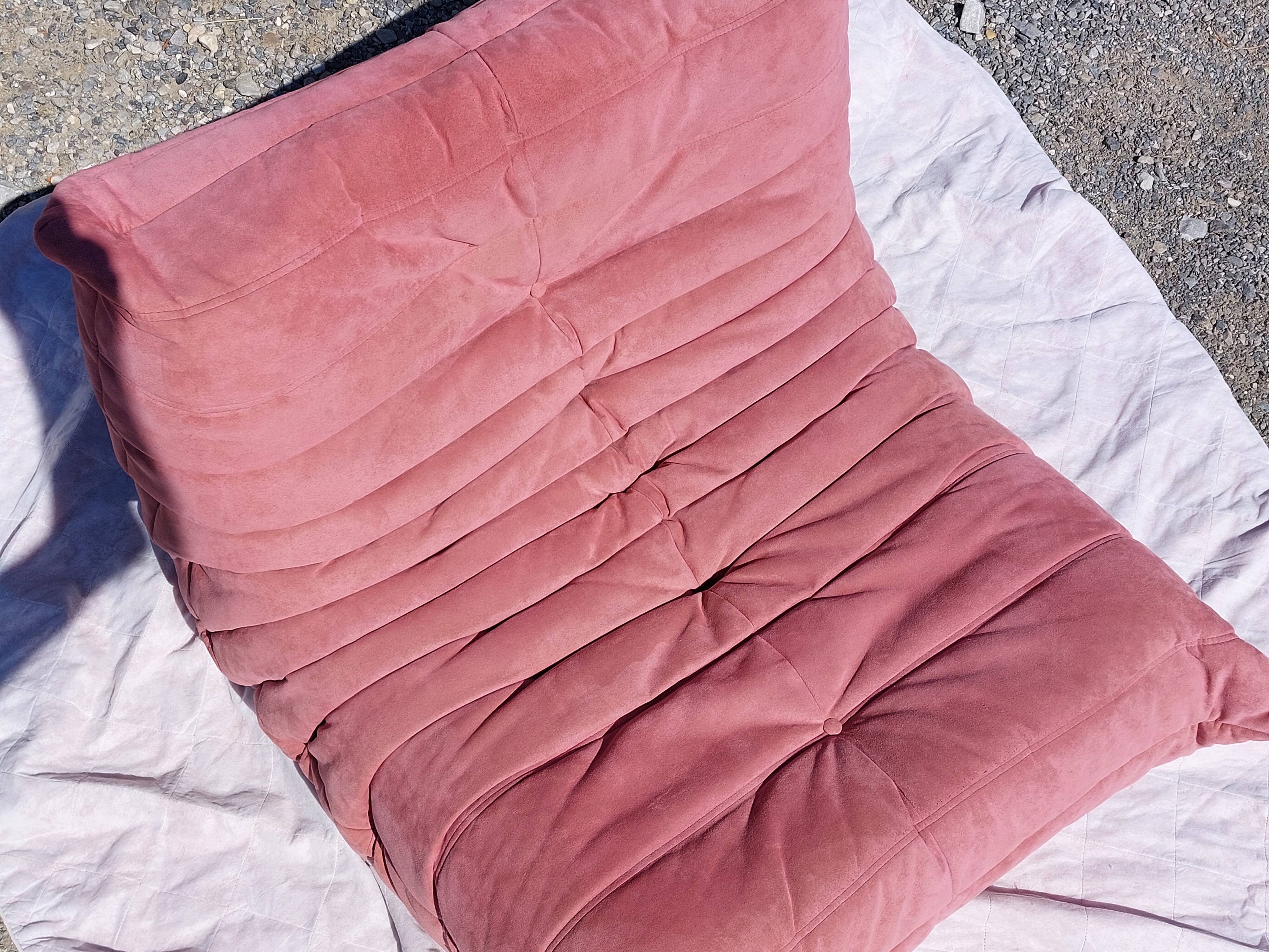 Chauffeuse Togo en velours vieux rose - Ligne Roset