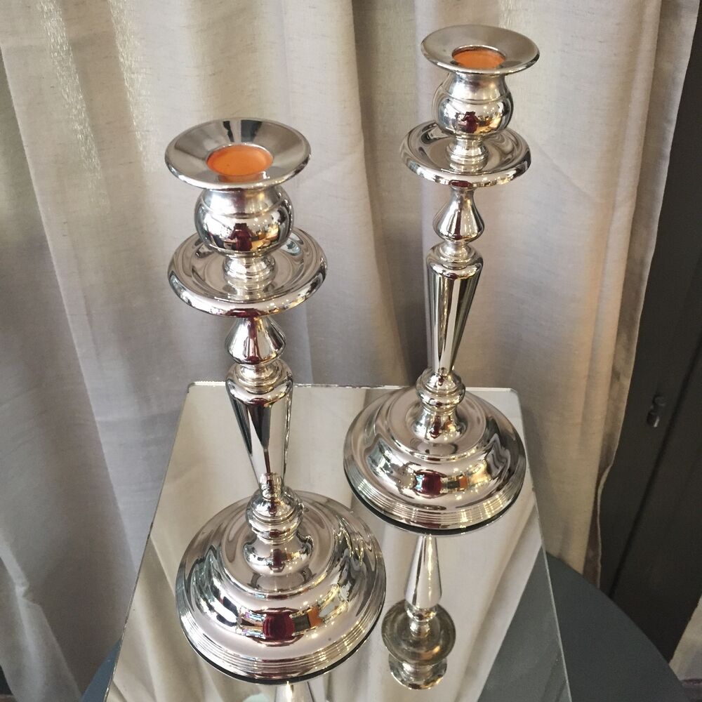 Pair of candle holders in sober and elegant silver metal
