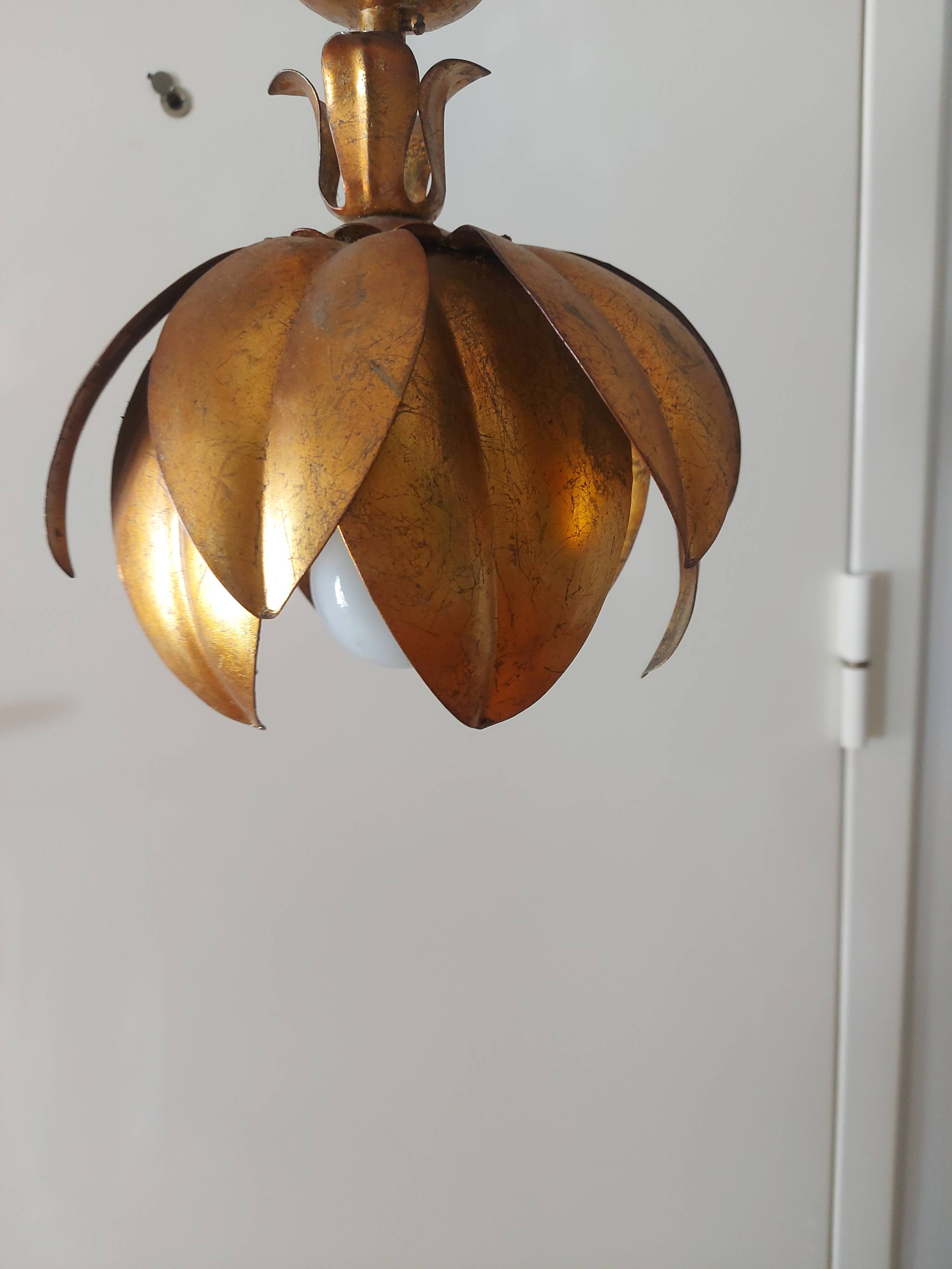 Flower ceiling light in gilded metal