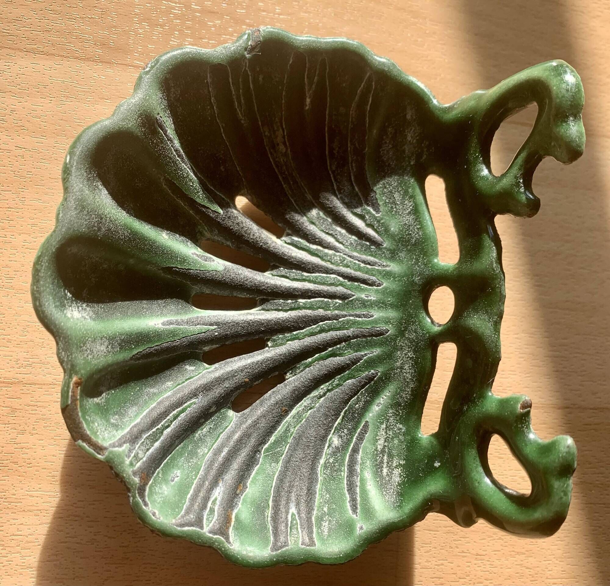 Antique enamelled cast iron soap dish in the shape of a shell (fir green)