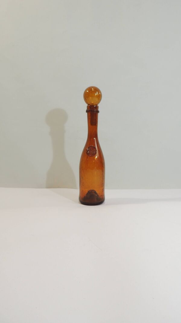 Bouteille ambrée en verre soufflé bullé signée Biot – France vintage 1970s,