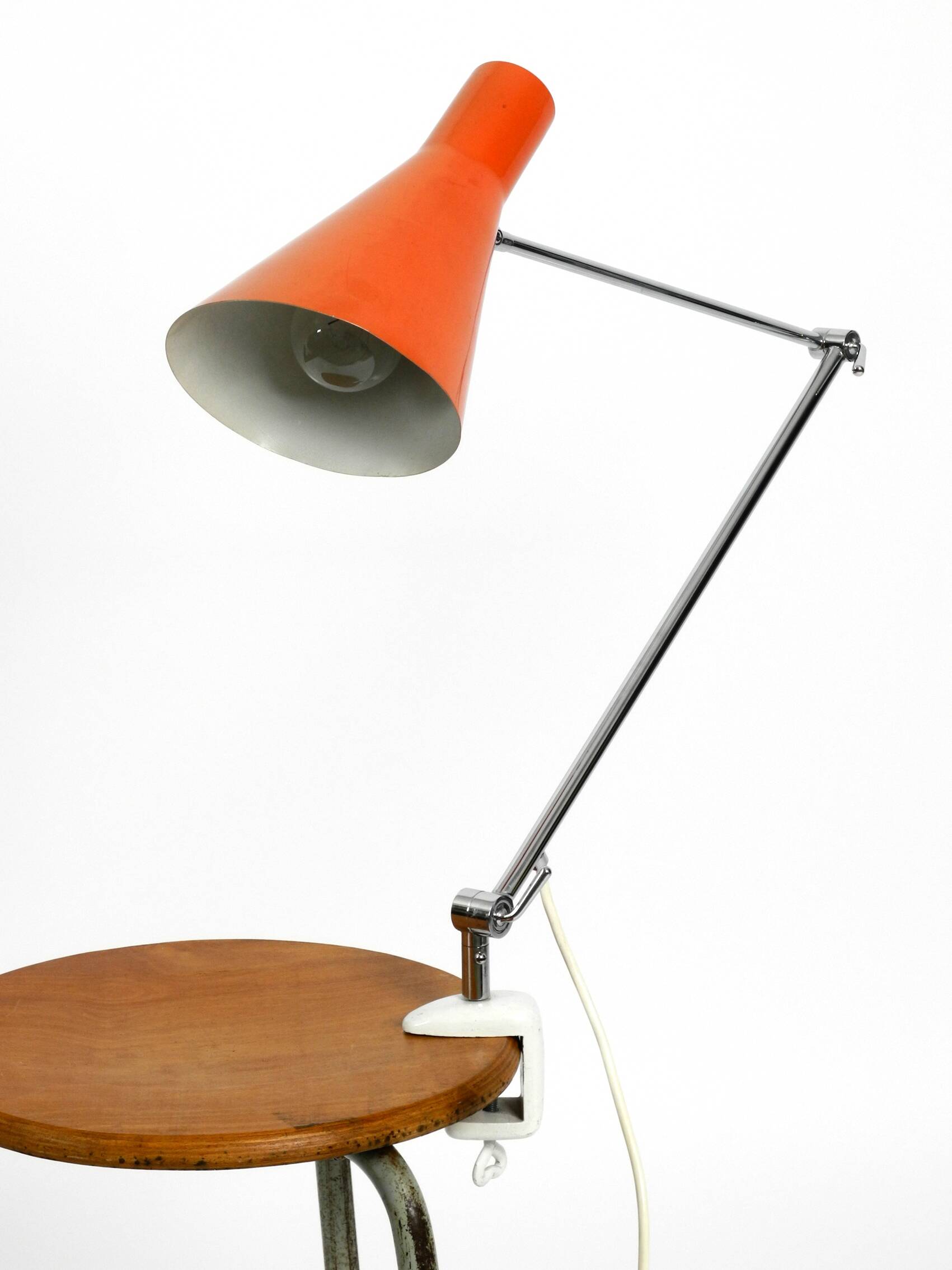 Élégante lampe à pince en laiton de style italien des années 50 avec abat-jour conique rouge.