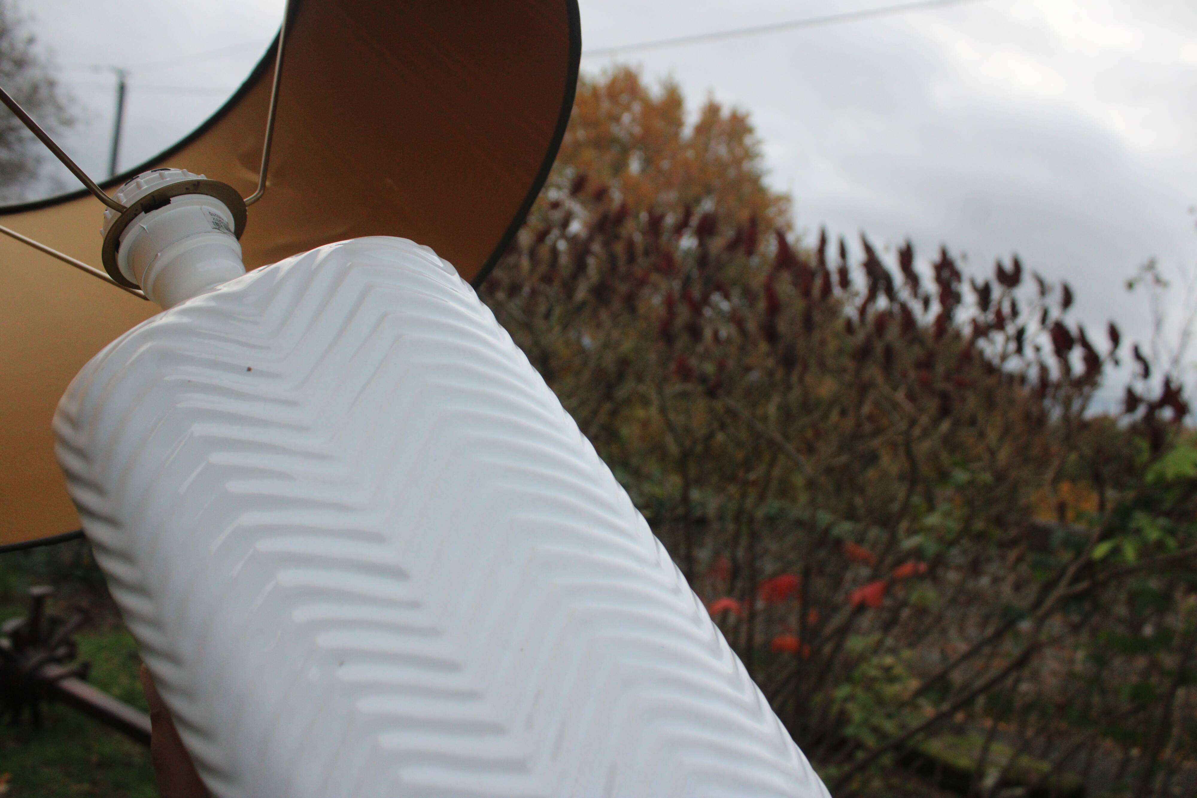 Lampe en céramique blanche à abat-jour tartan – style cosy et intemporel