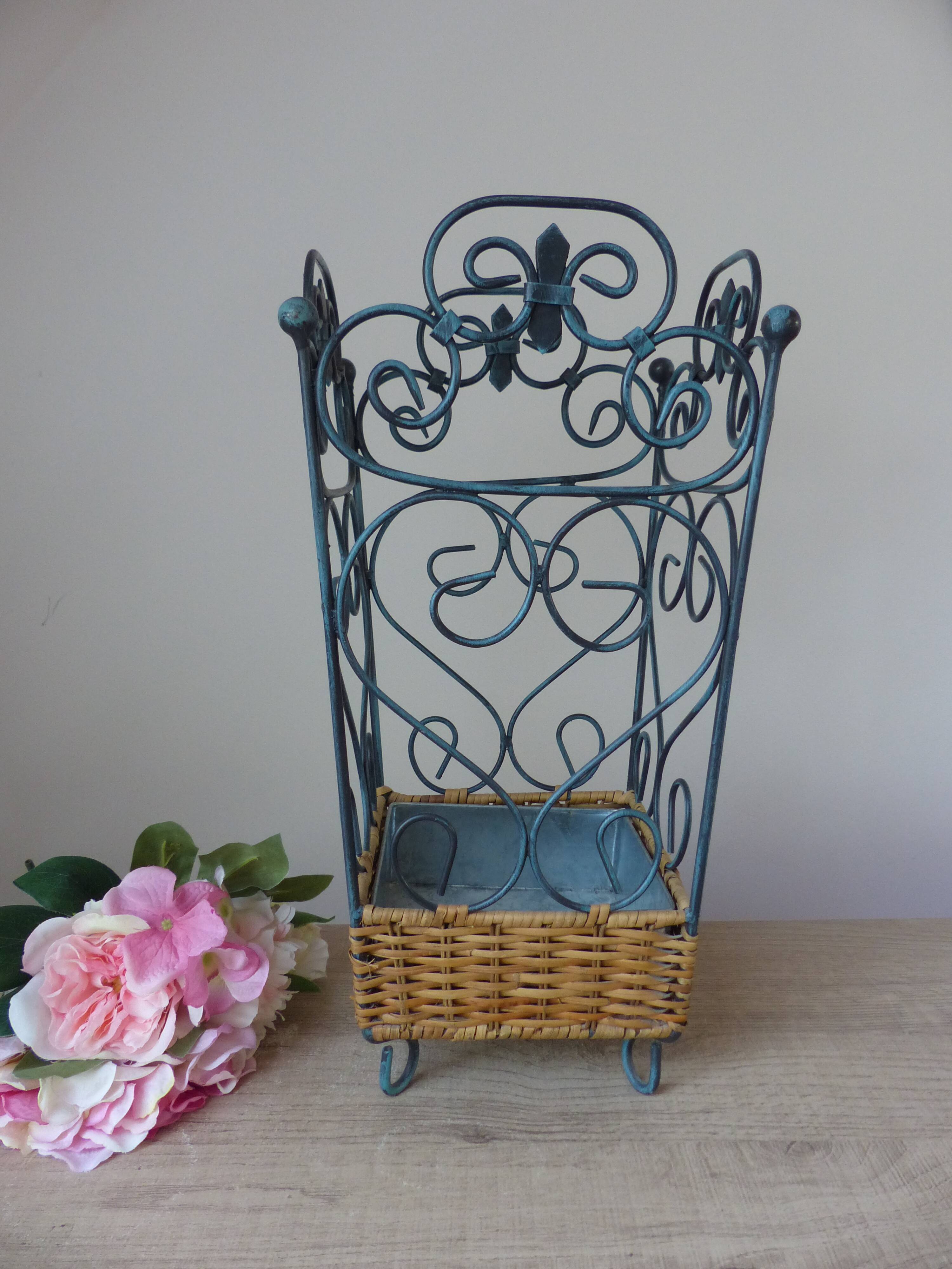 Porte-parapluies français shabby chic en métal et osier tressé – rangement