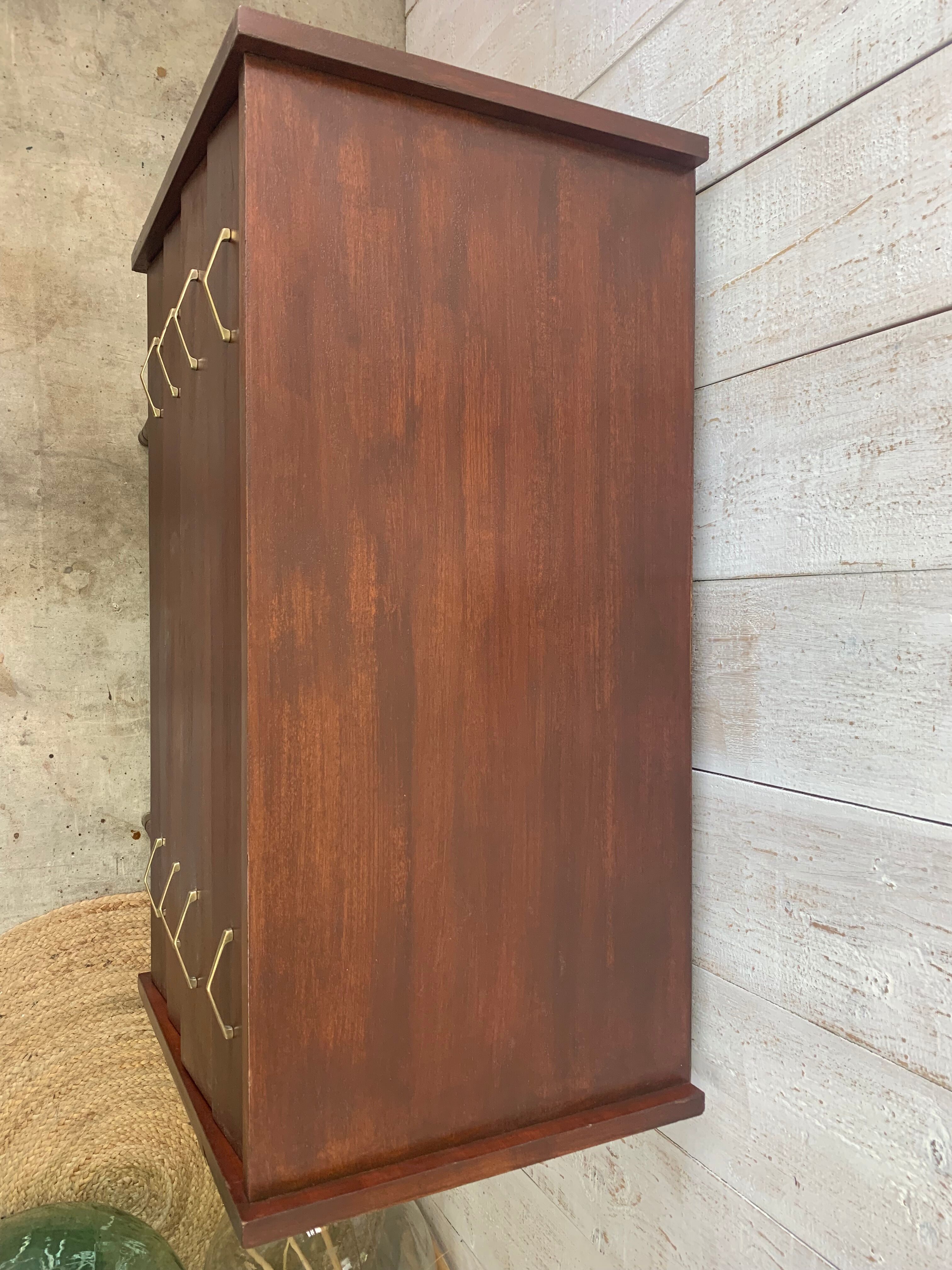 Chest of drawers with tapered feet