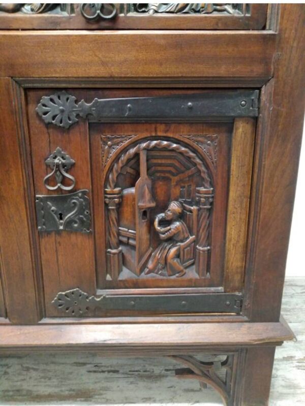 Meuble haute époque sculpté