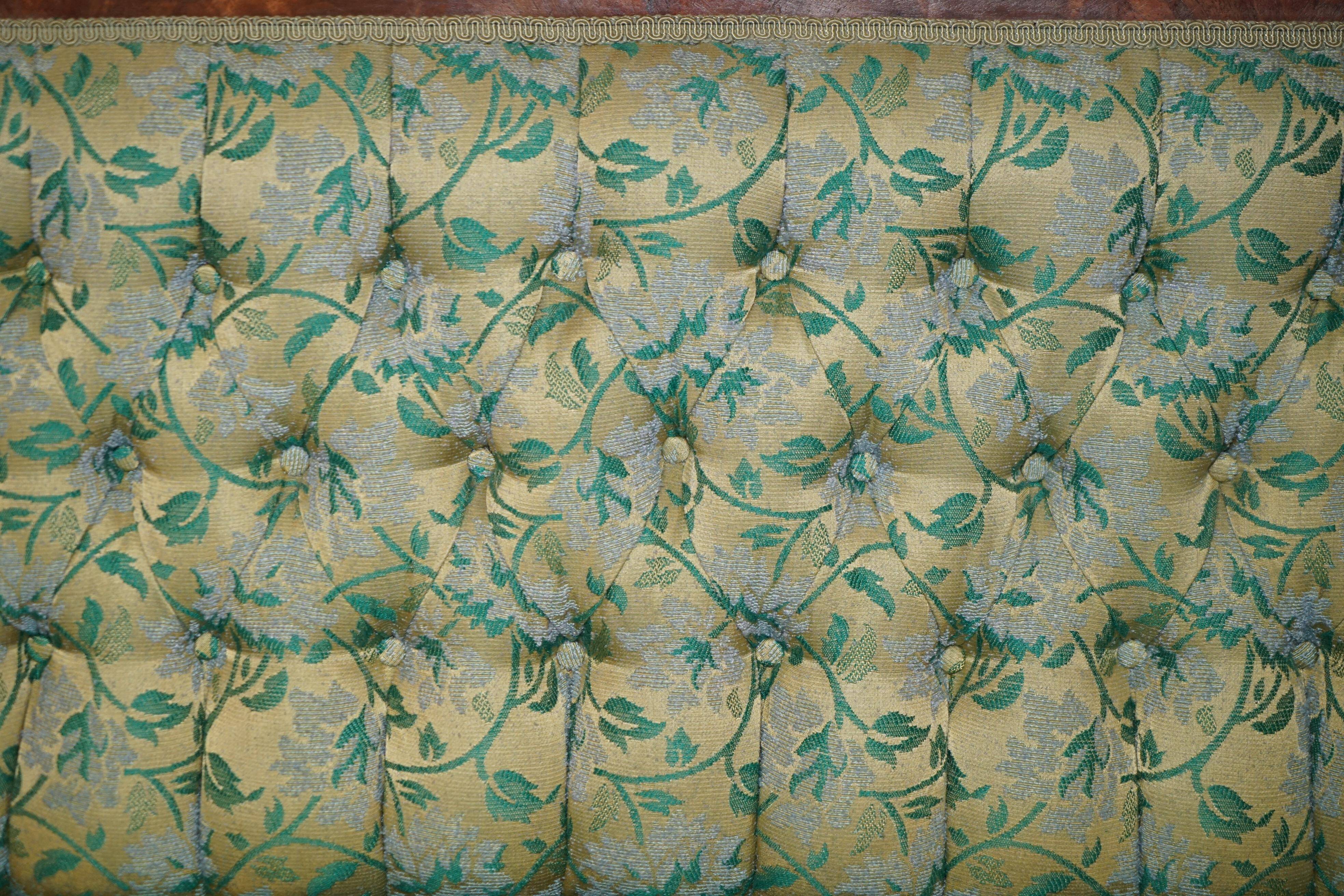 Canapé Chesterfield Ancien Sculpté en Noyer avec Incrustation de Nacre