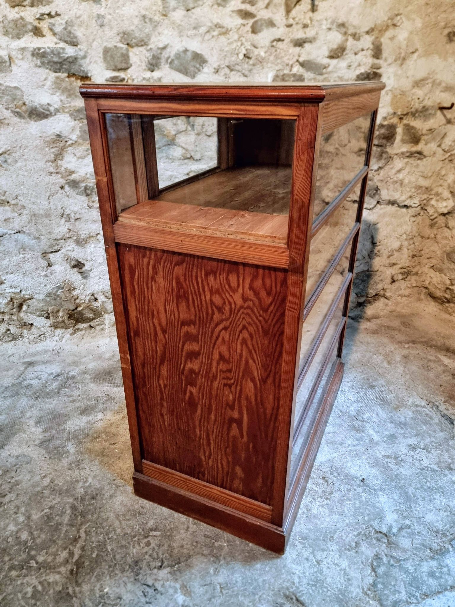 Antique shop display cabinet – Pine wood – 1920s/30s – On wheels