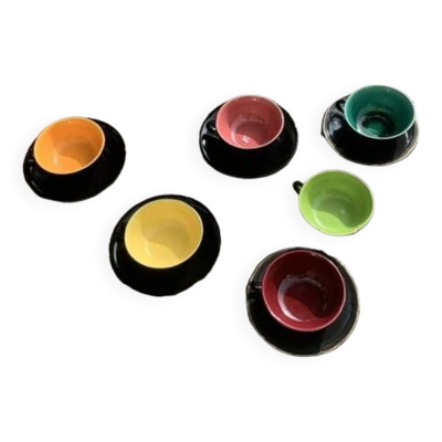 Service a cafe compose de 5 tasses et soucoupes en faience noire et interieur de couleur différentes