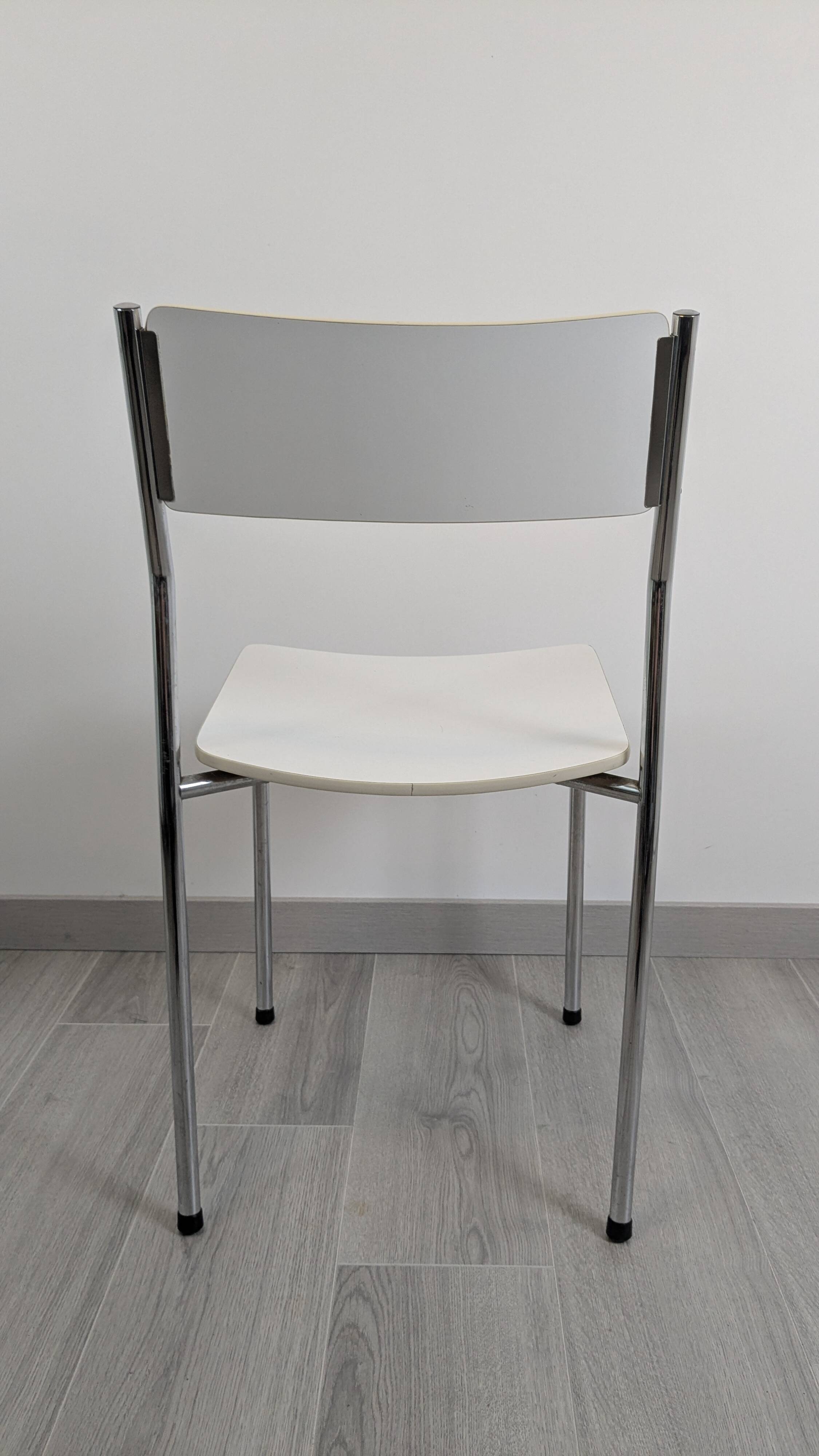 Modernist chair in chrome metal and white laminate, 1960s style.