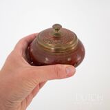 Boîte à souvenirs ronde en laiton indien vintage, boîte à souvenirs avec couvercle, rouge métallisé