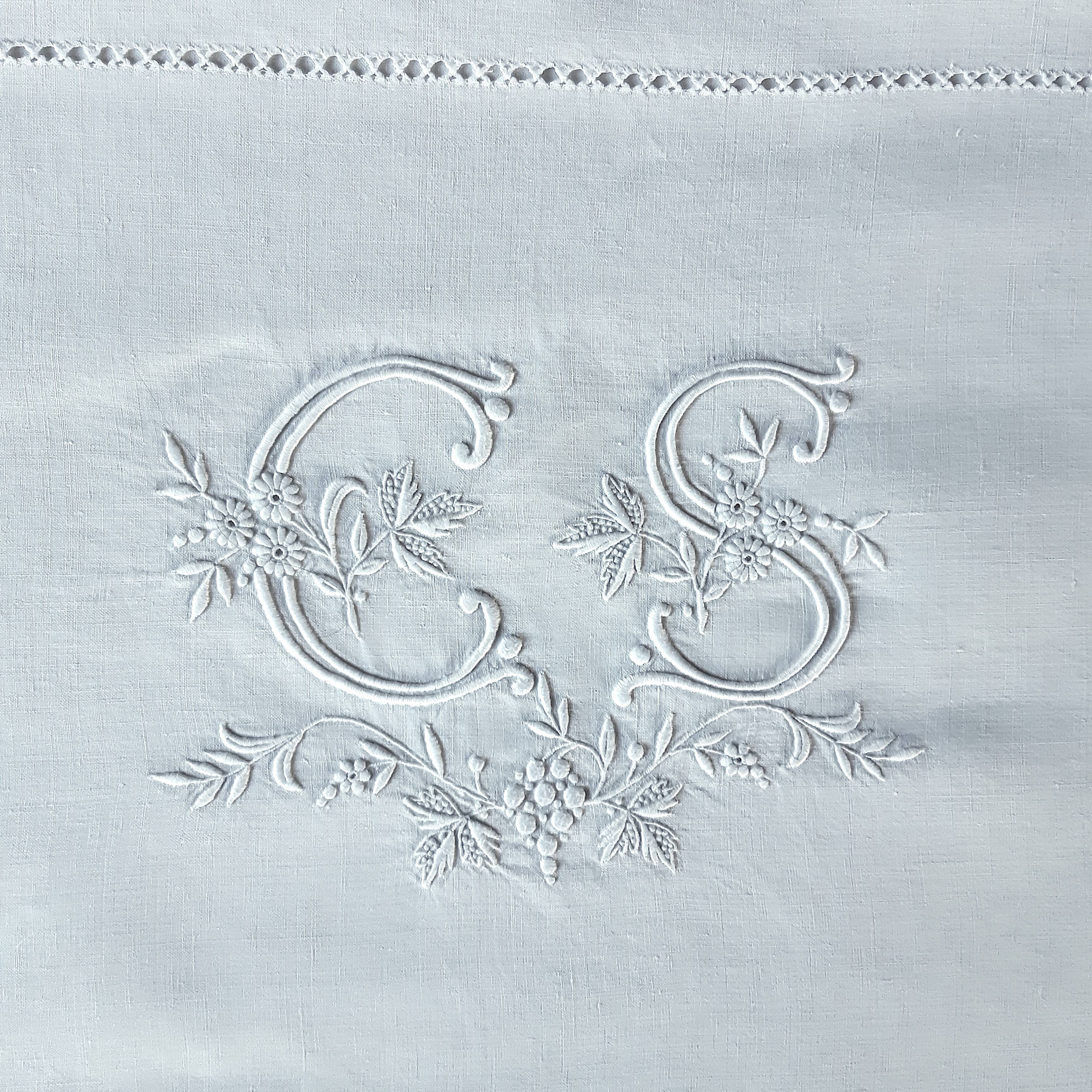 parure de mariage : drap et ses 2 taies monogrammés CS