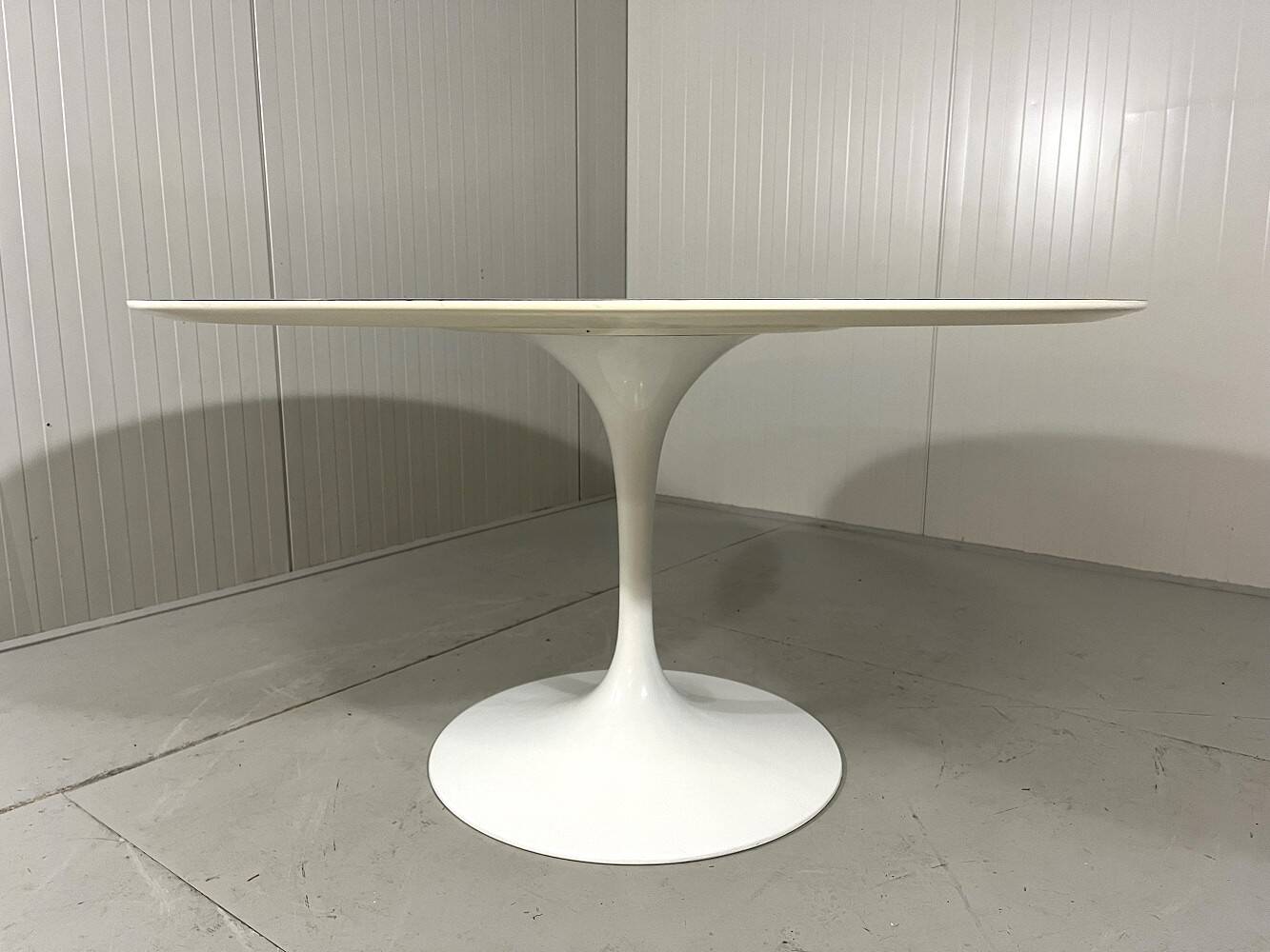 Knoll International Tulip dining table by Eero Saarinen