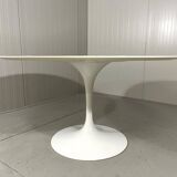 Knoll International Tulip dining table by Eero Saarinen
