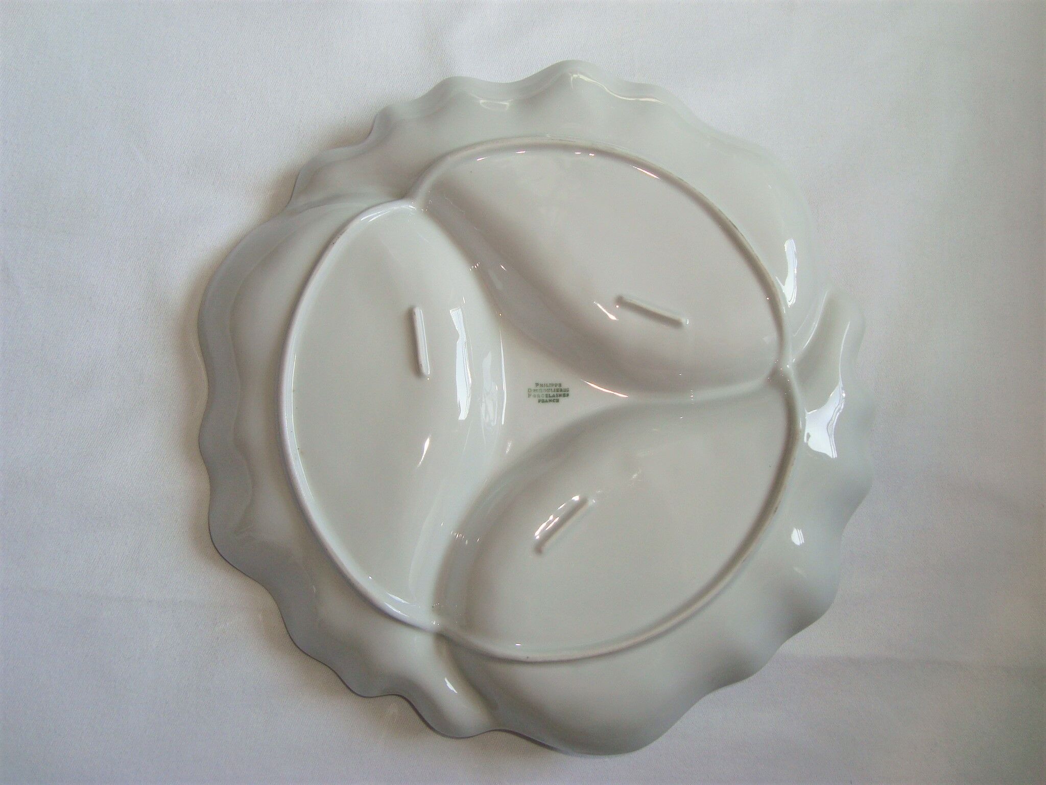 Flat compartmentalized philippe deshoulières porcelain white patterns in relief