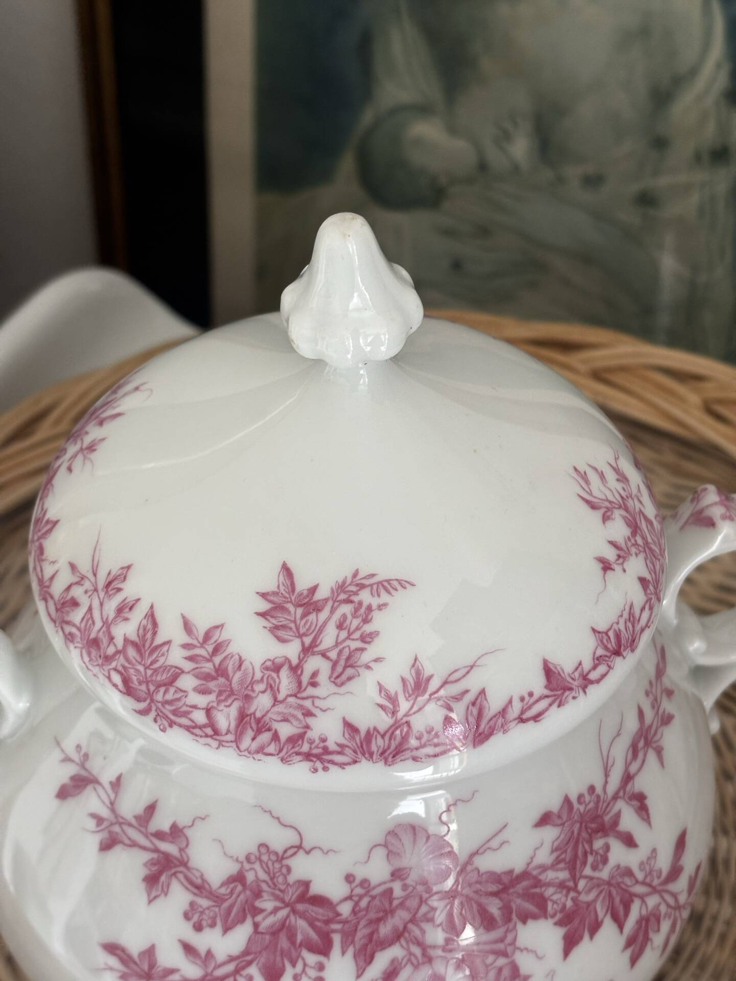 Superb antique sugar bowl in fine porcelain with a floral design in old rose.