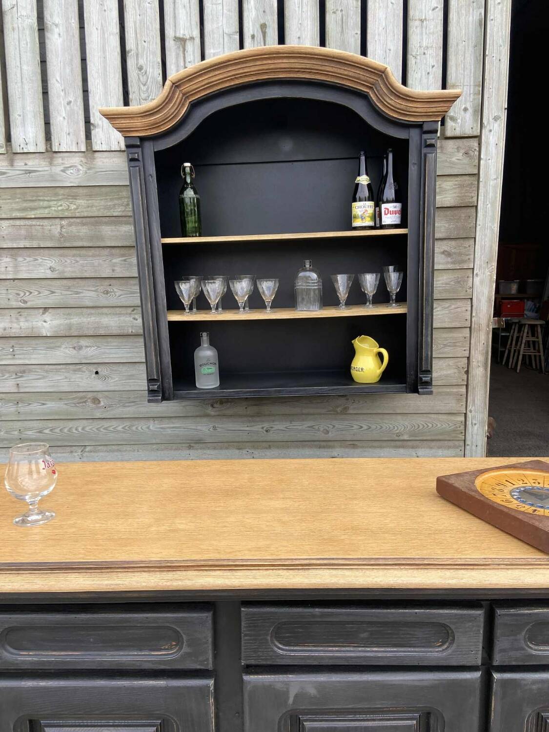 Wall-mounted shelf unit