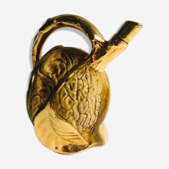 Nut-shaped pitcher