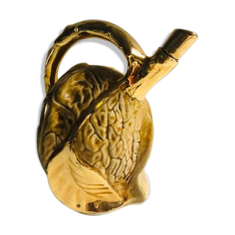 Nut-shaped pitcher