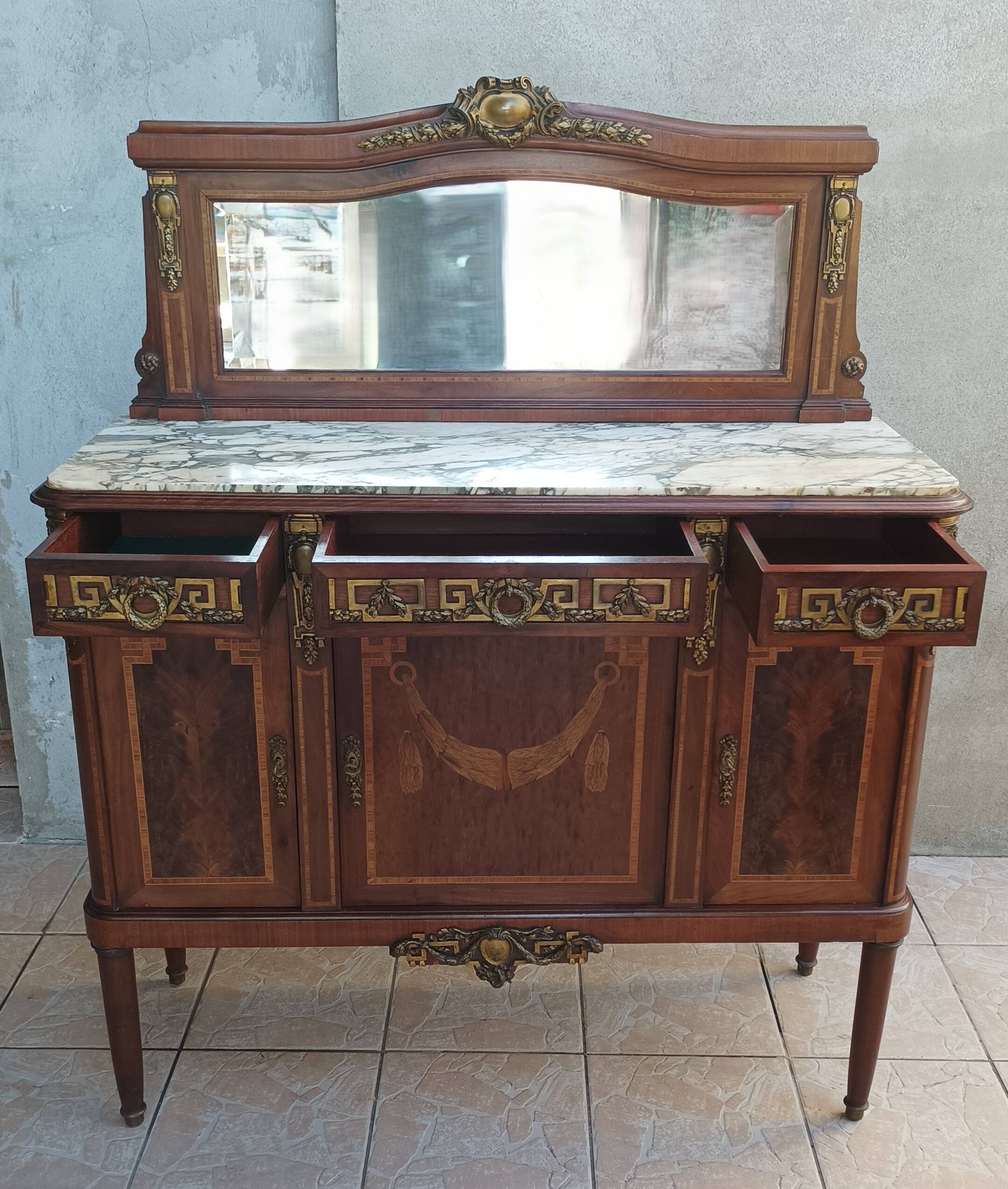 Buffet desserte Louis XVI en placage d'acajou et marqueterie de bois précie