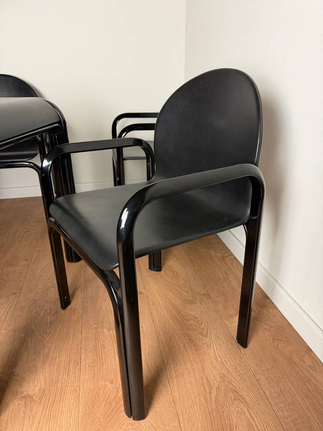 Knoll Orsay set – table & 4 chairs – black lacquered steel & faux leather