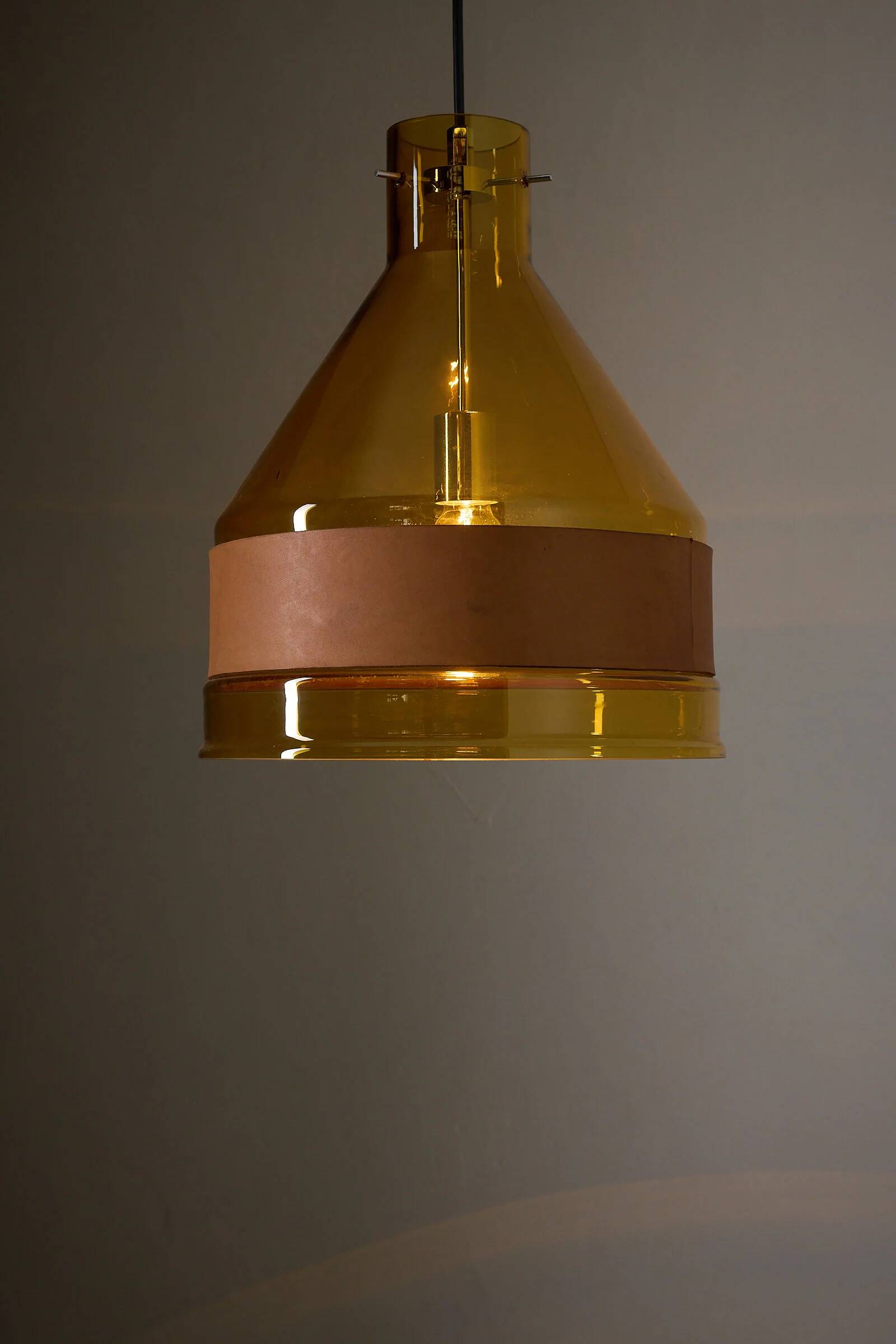 Suspension en verre ambré et cuir par J.T. Kalmar