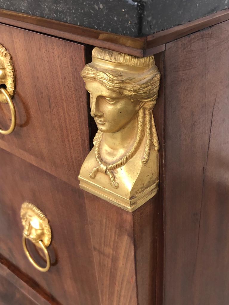 Commode retour d’égypte en acajou pieds griffes époque empire