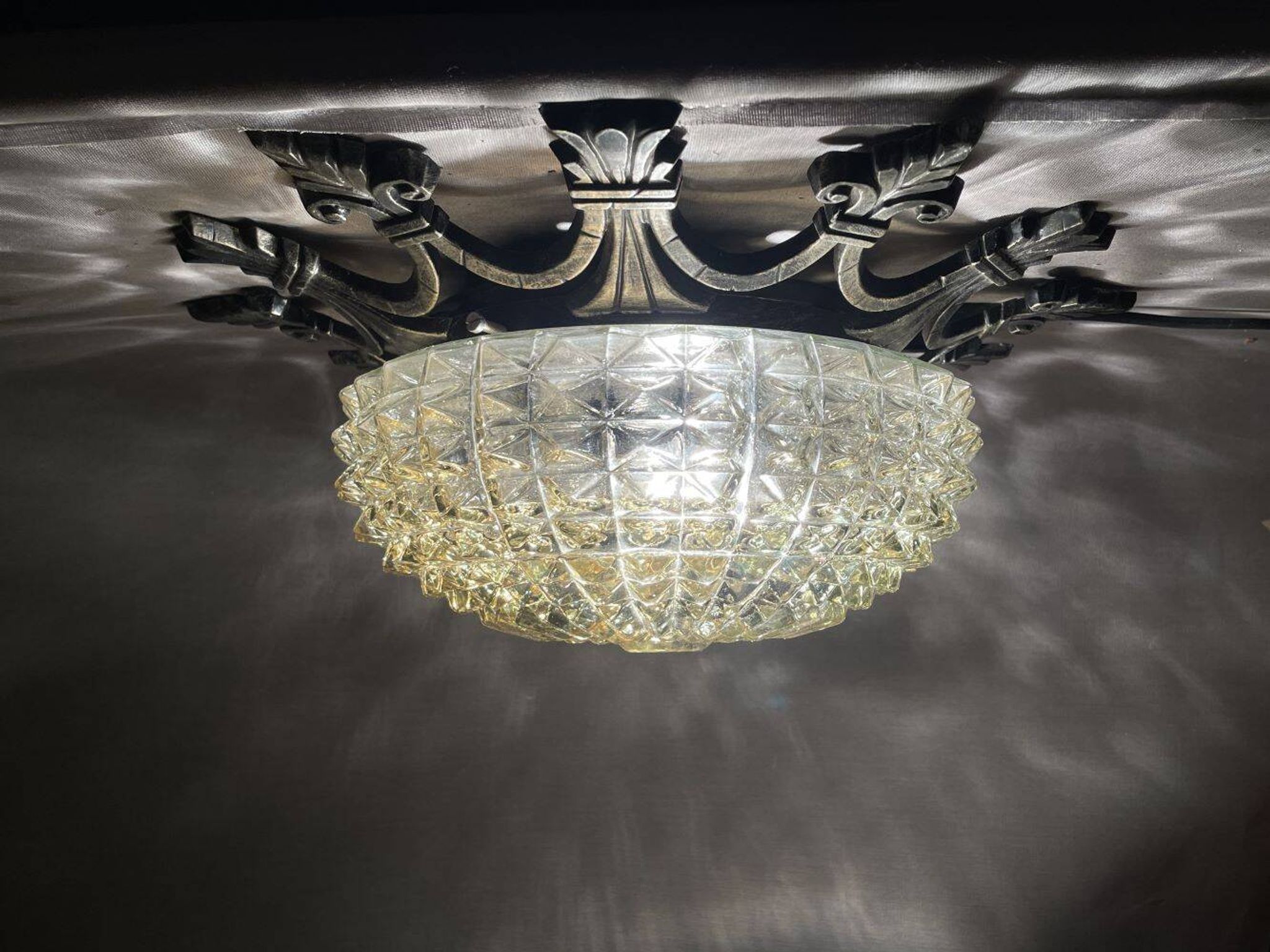 Grand lampadaire encastré de style Régence orné