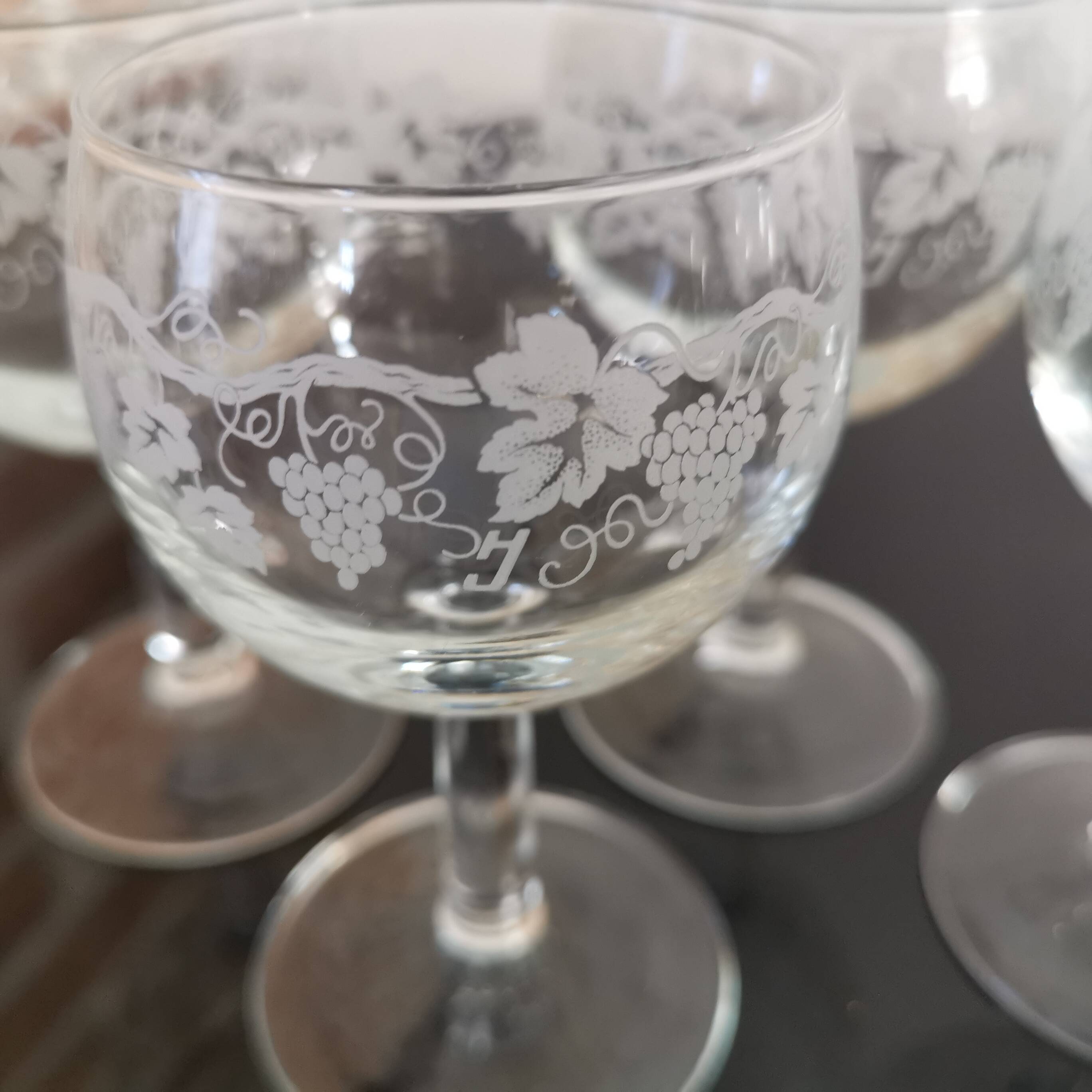 6 vintage “Henri Julien” white wine balloon glasses decorated with bunches of grapes LUMINARC