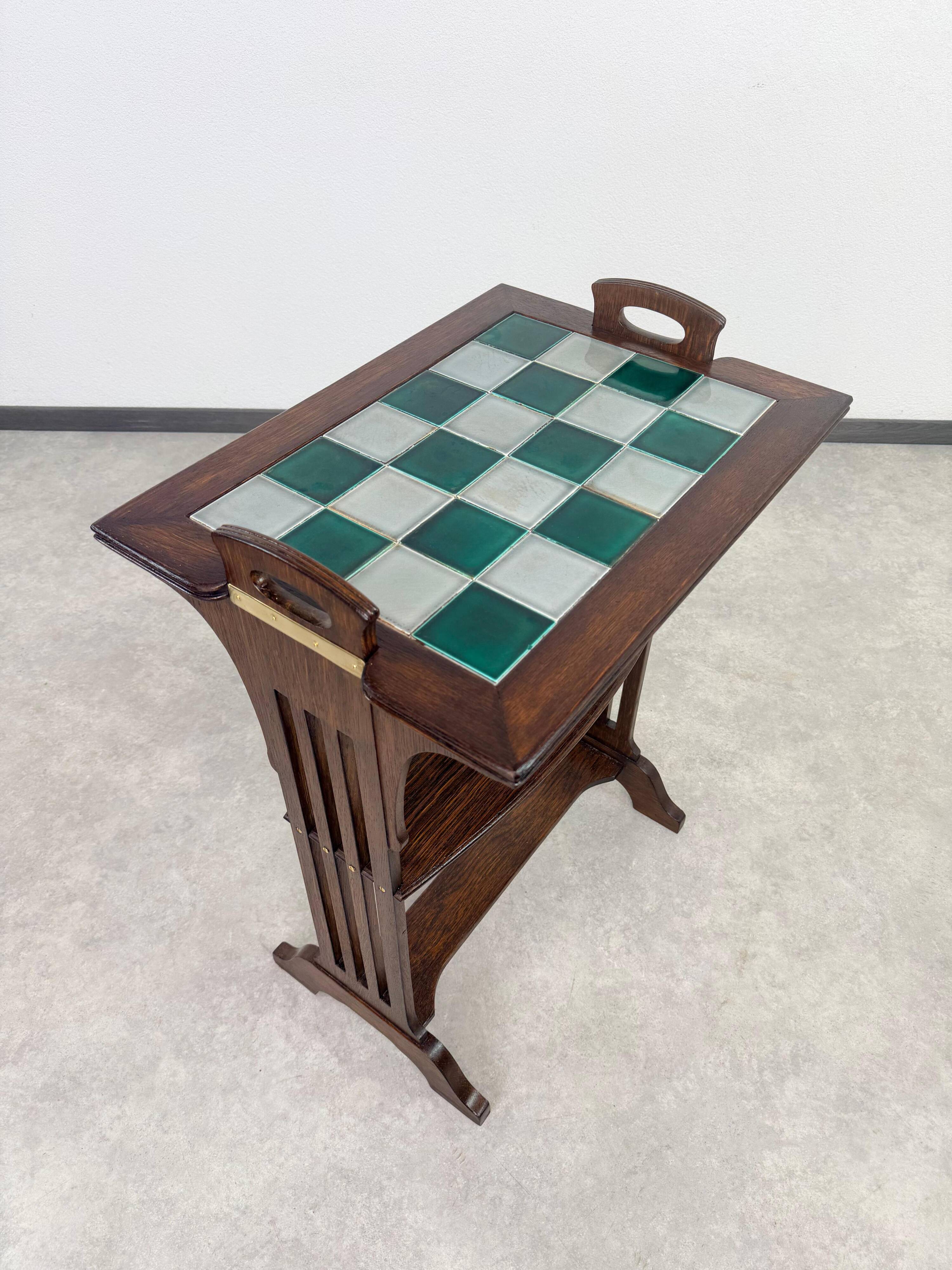 Table de service dans le style de la sécession viennoise