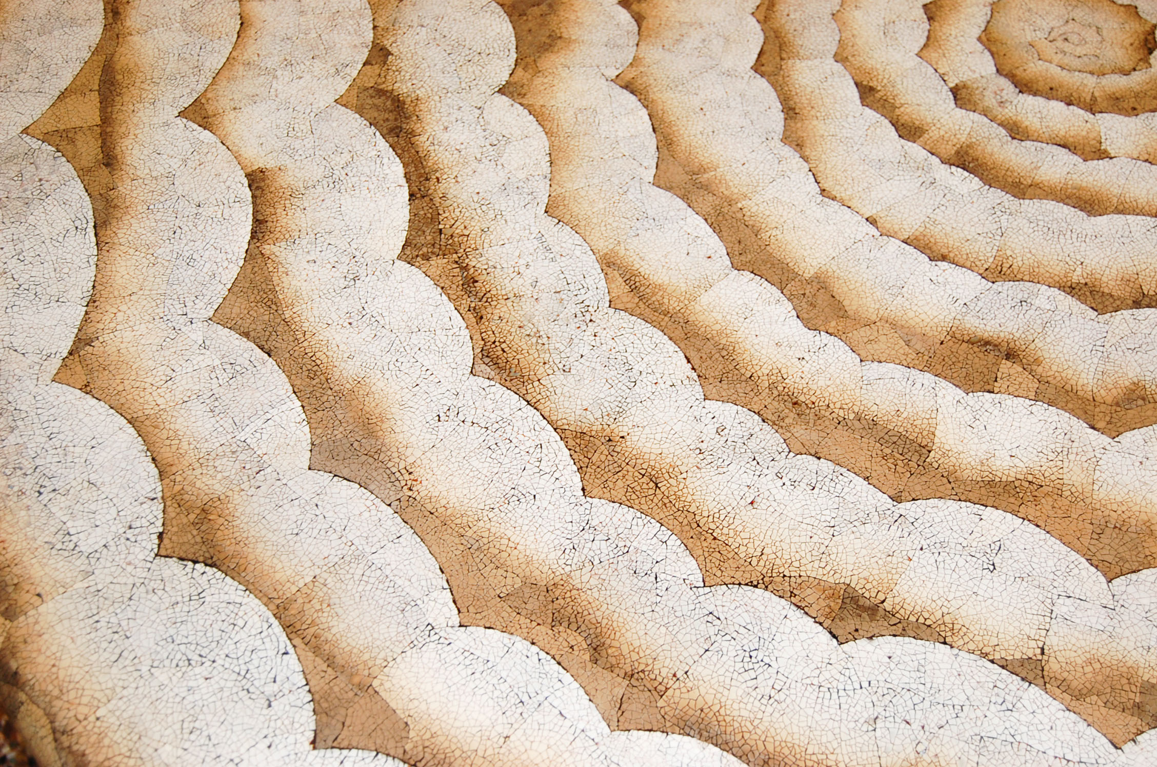 Round dining table in white lacquered wood, Italy, 1970s, decorated eggshell top