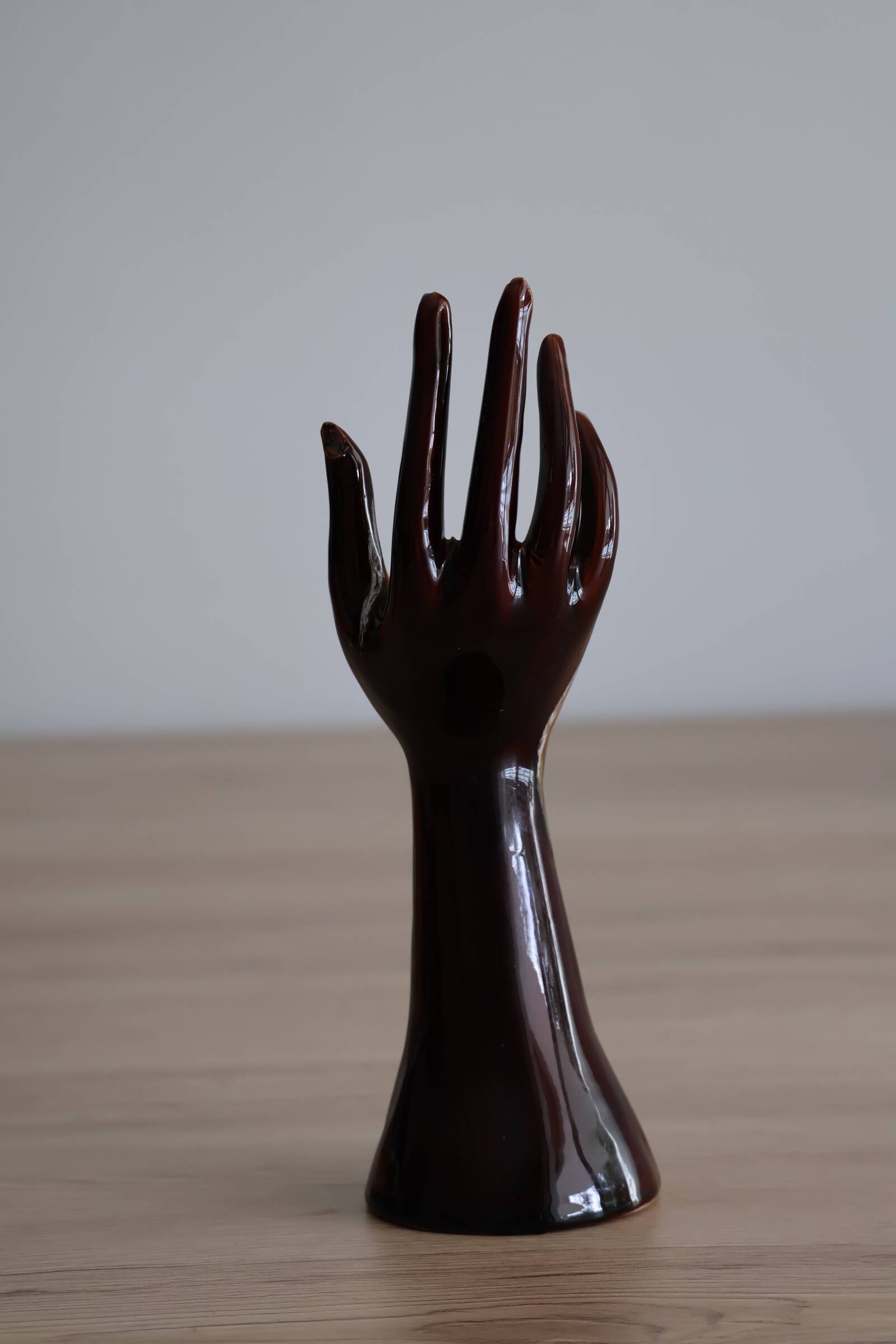 Main baguier ou vase soliflore années 70 en céramique émaillée