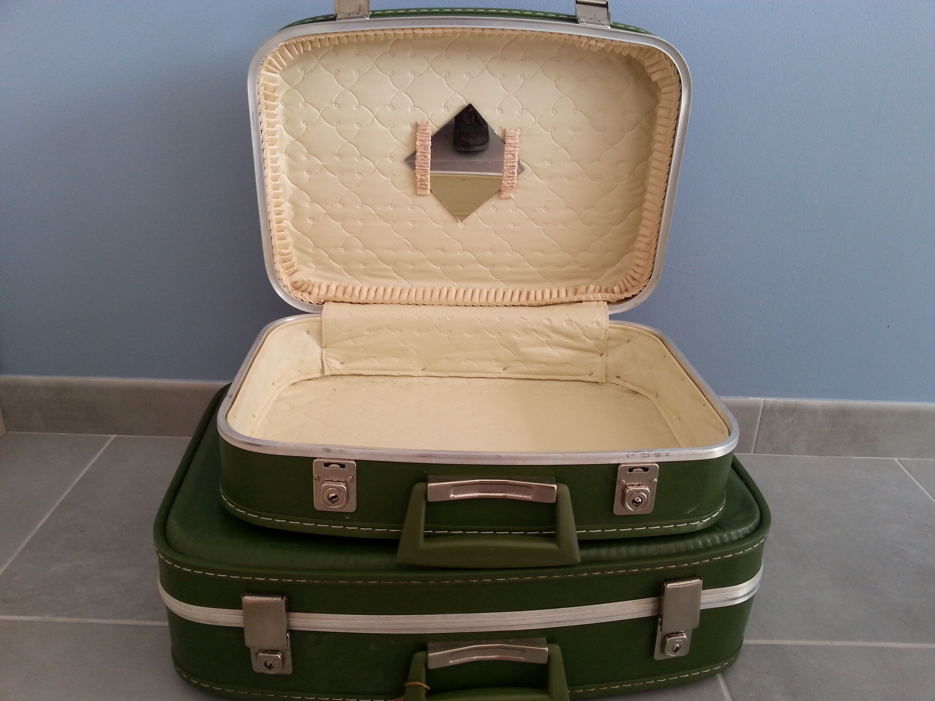Lot de 2 valises vertes vintage