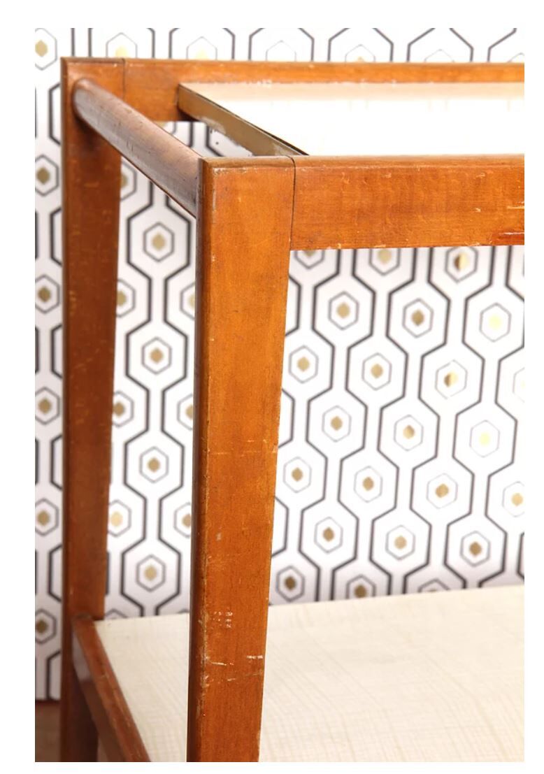 Service in wood and formica