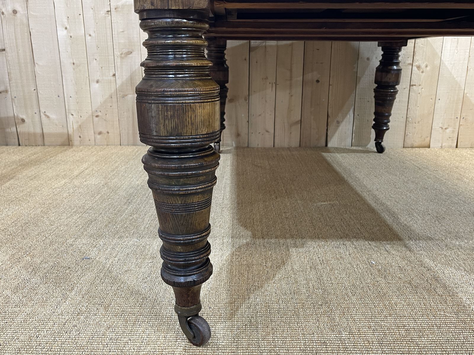 English nineteenth oak table with 1 crank extension