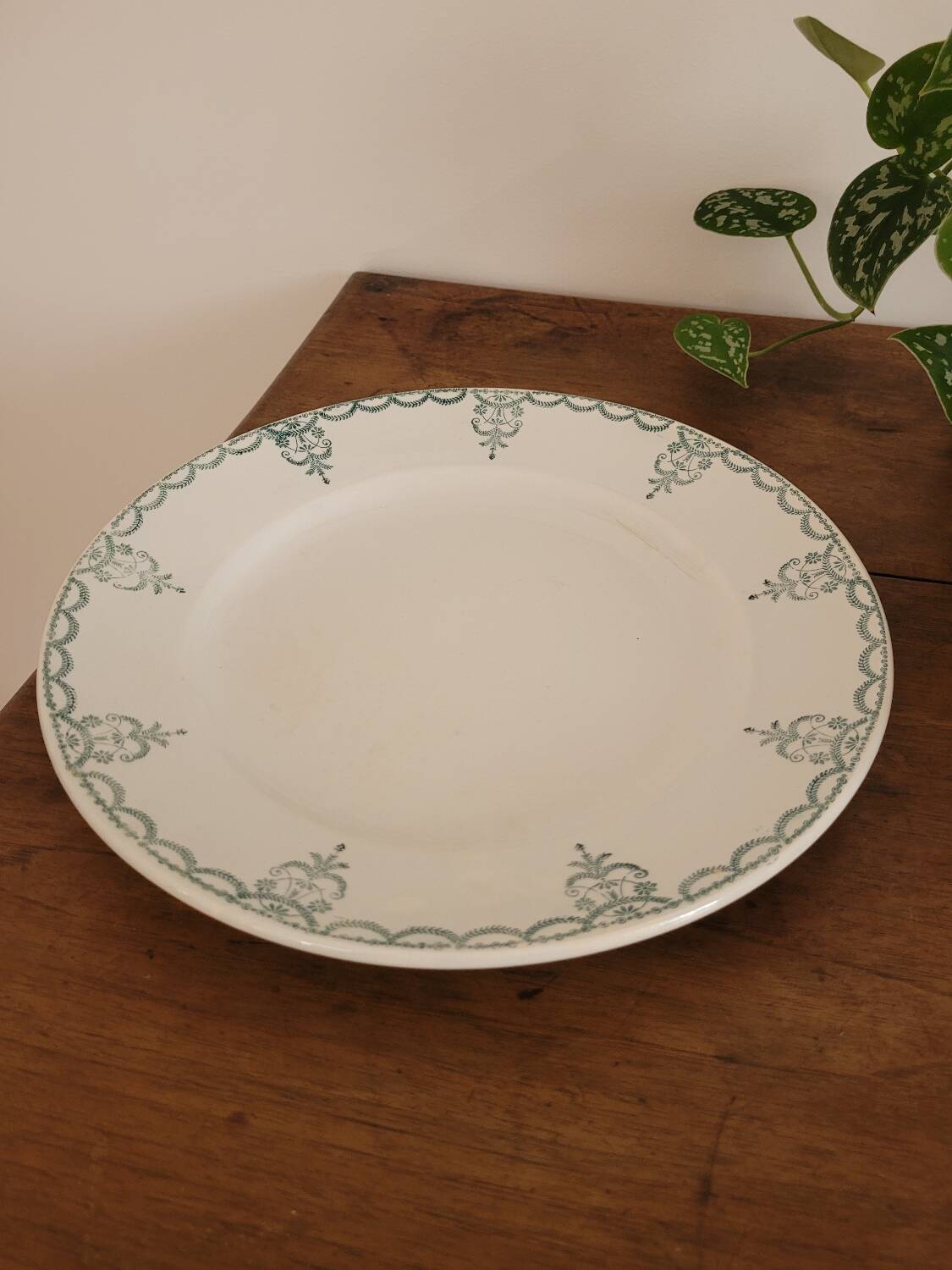 Large flat plate Moulin des Loups & Hamage