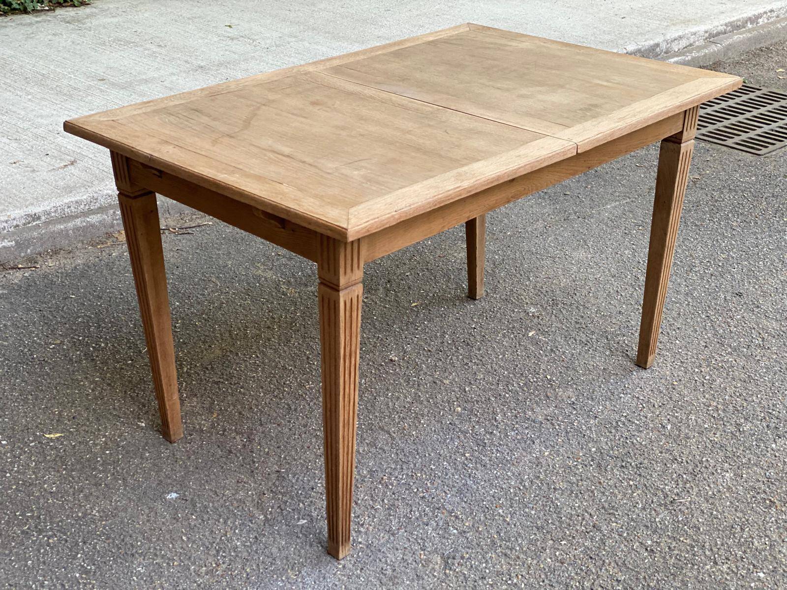 Louis XVI dining table renovated in raw wood from the 19th century