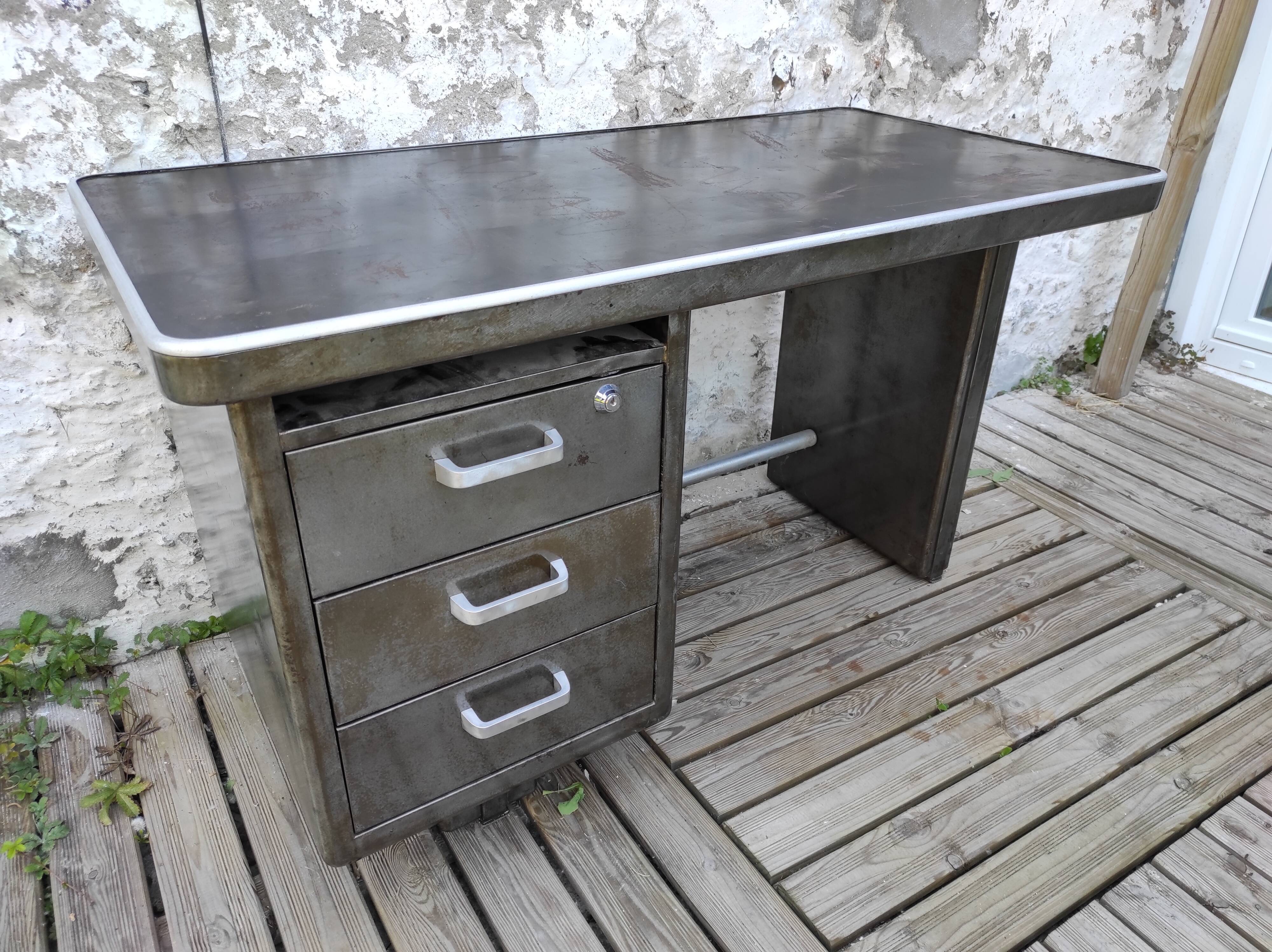 Strafor desk in brushed metal