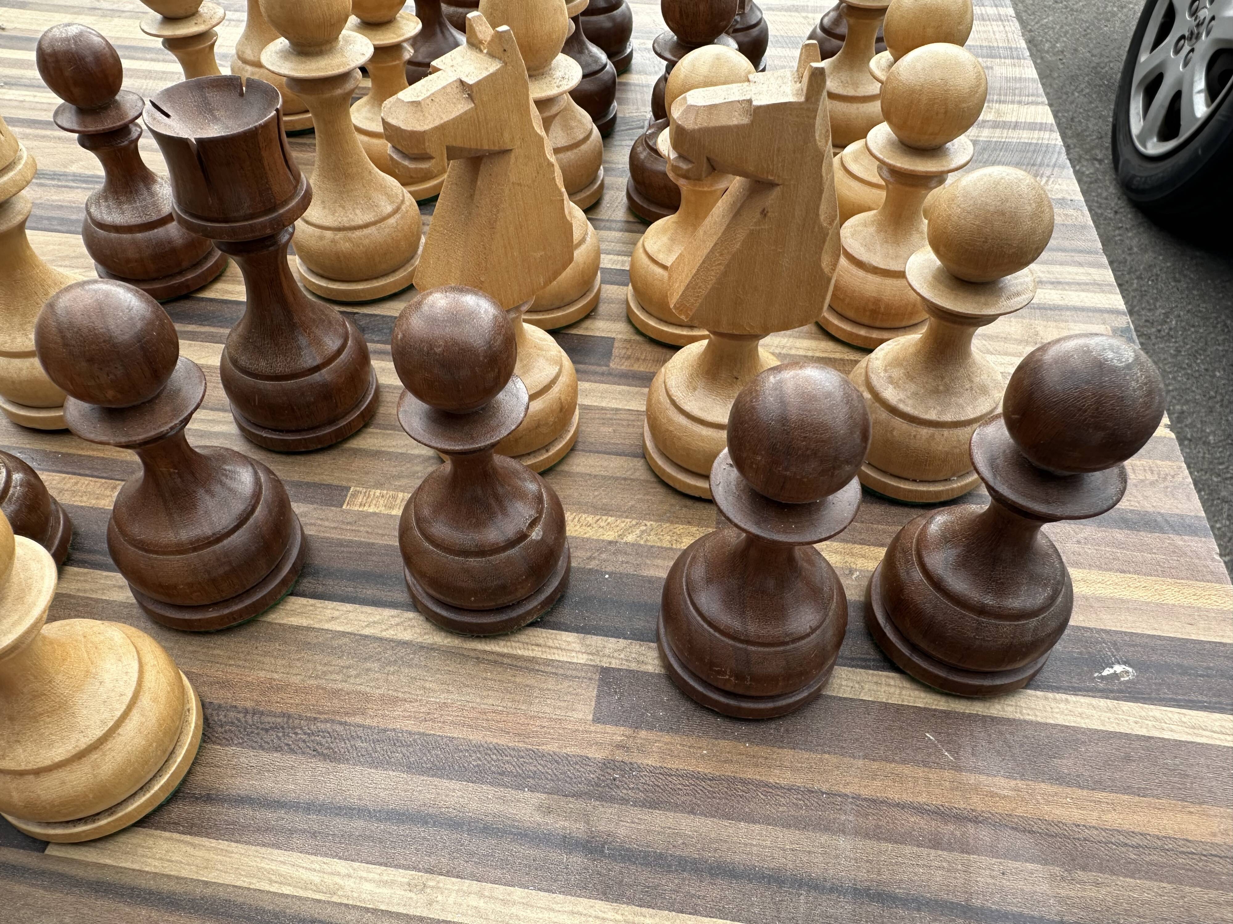 32 Staunton chess pieces in turned boxwood