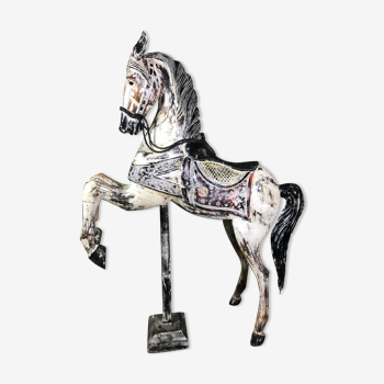 Cheval de manège en bois sculpté